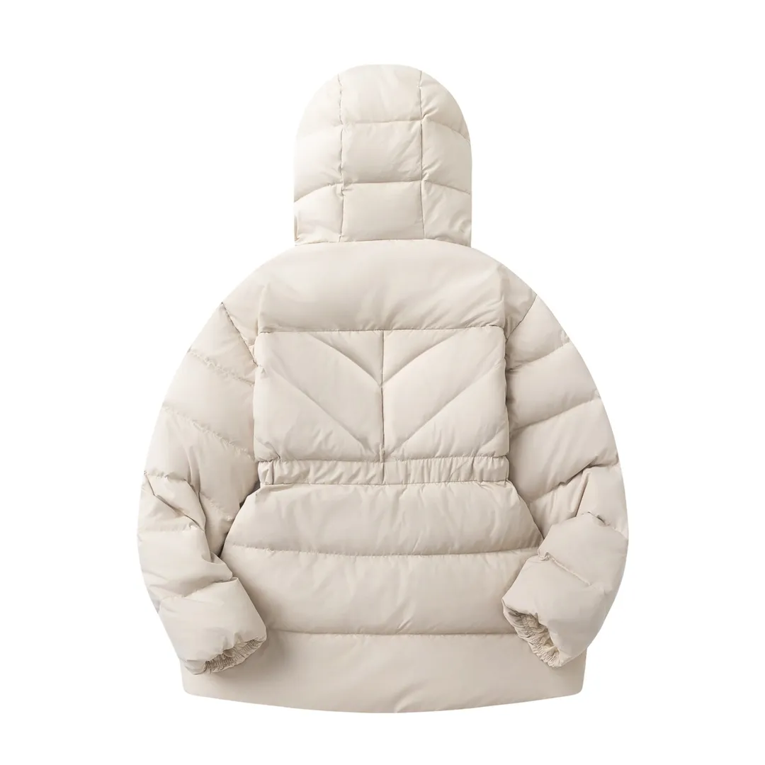 P940 with dust bag) Moncler/Moncler 2024 new arrival hooded belted down jacket. Customized YB imported windproof and waterproof nylon material with white goose down filling. The whole piece is lightweight and warm. It adopts rectangular strip and V-shaped embossed quilting. It is fashionable and advanced. The silhouette is plump and stiff, three-dimensional and stylish. The regular hooded down jacket is cut and the hooded collar makes the style more casual and personalized while taking into account the warmth, practicality, comfort and non-selective wear. Iconic badge decoration on the outside of the arm. Presenting the brand concept, the waist is equipped with a detachable elastic band to adjust and outline the waist. Light and fashionable down jackets are preferred for autumn and winter. Customized surface accessories are preferred. Check the version. Filling standard: national standard 90 down. Filling material: white goose down high version. Color: black, off-white, size: 0/1/2/3