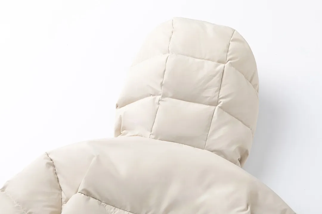 P940 with dust bag) Moncler/Moncler 2024 new arrival hooded belted down jacket. Customized YB imported windproof and waterproof nylon material with white goose down filling. The whole piece is lightweight and warm. It adopts rectangular strip and V-shaped embossed quilting. It is fashionable and advanced. The silhouette is plump and stiff, three-dimensional and stylish. The regular hooded down jacket is cut and the hooded collar makes the style more casual and personalized while taking into account the warmth, practicality, comfort and non-selective wear. Iconic badge decoration on the outside of the arm. Presenting the brand concept, the waist is equipped with a detachable elastic band to adjust and outline the waist. Light and fashionable down jackets are preferred for autumn and winter. Customized surface accessories are preferred. Check the version. Filling standard: national standard 90 down. Filling material: white goose down high version. Color: black, off-white, size: 0/1/2/3