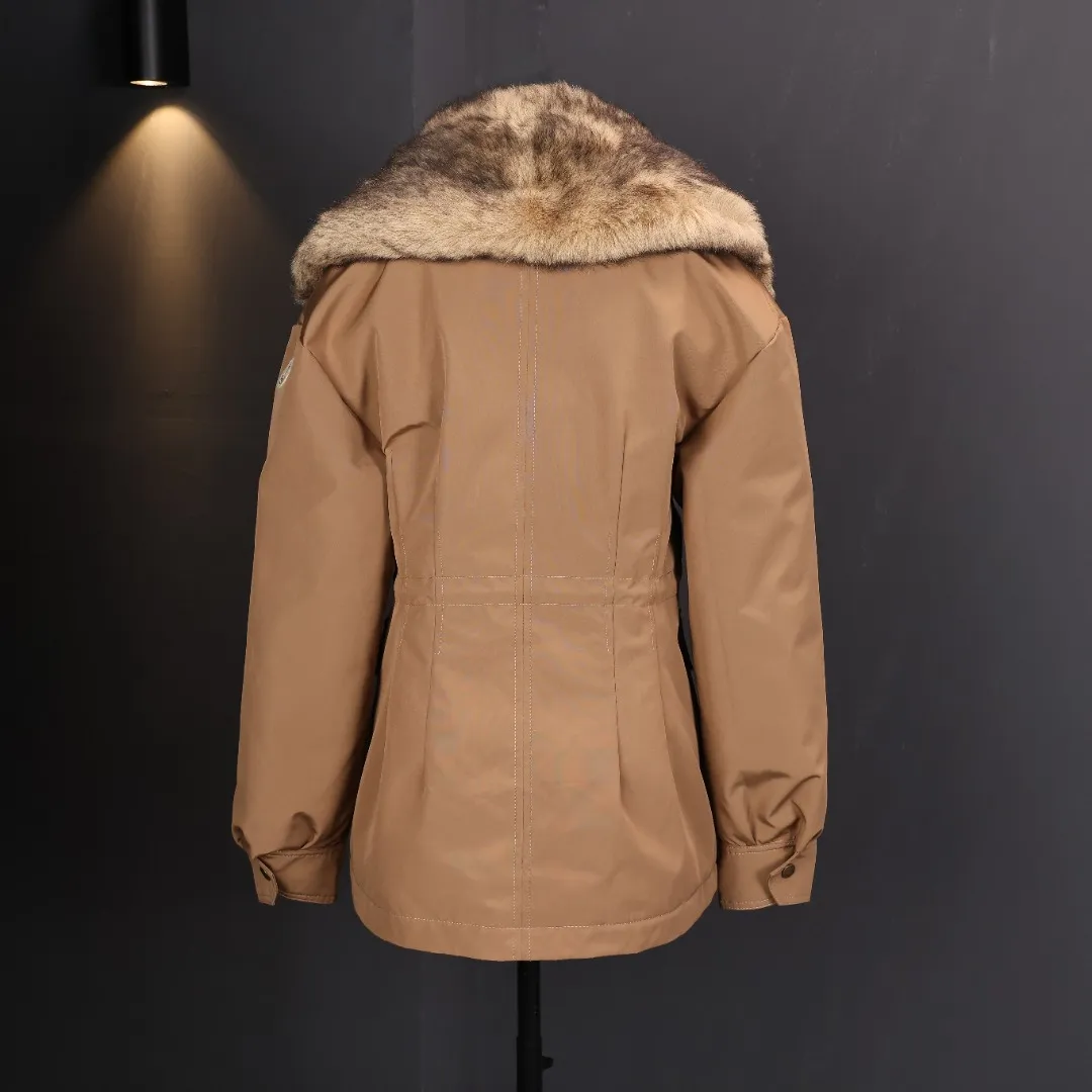 P1900 Moncler Chalus fur collar down jacket The Moncler Chalus series down jacket is made of high-quality nylon fabric and filled with 90% white goose down, which has perfect warmth retention! It has a detachable shearling fur collar, and the caramel tone is super gentle, adding to the autumn and winter atmosphere. Multi-pocket design makes storage easy, and the drawstring waist makes it slim and stylish. It is both practical and fashionable, suitable for commuting or outdoors, and is more comfortable to wear in cold areas.