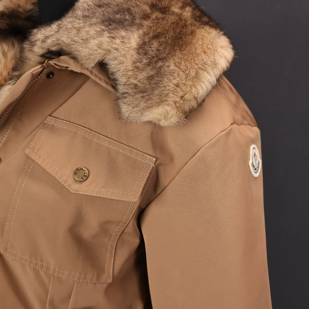 P1900 Moncler Chalus fur collar down jacket The Moncler Chalus series down jacket is made of high-quality nylon fabric and filled with 90% white goose down, which has perfect warmth retention! It has a detachable shearling fur collar, and the caramel tone is super gentle, adding to the autumn and winter atmosphere. Multi-pocket design makes storage easy, and the drawstring waist makes it slim and stylish. It is both practical and fashionable, suitable for commuting or outdoors, and is more comfortable to wear in cold areas.