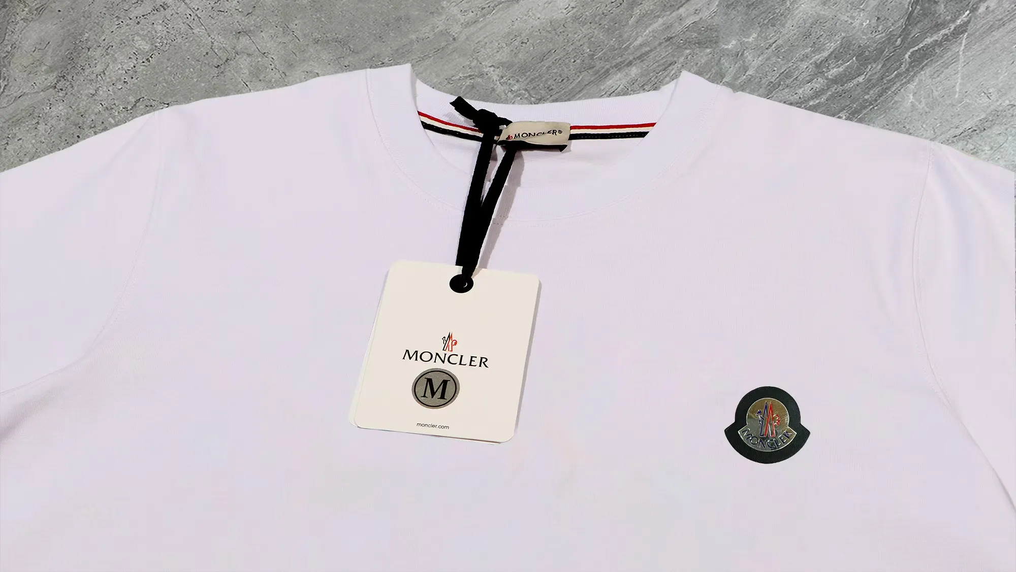P210 High-version sweatshirt) [Long-term stock] 〖𝐌𝐎𝐍𝐂𝐋𝐄𝐑~Mask〗 Made of 440g heavy-weight fabric. It is different from the market currency. It can be matched with any variety and is properly handsome. 😎The whole dress is made of double waistcoats. The double waistcoats make the whole dress more three-dimensional. Not ordinary factories can do such fine work. 2025 Spring runway version of the T stage, on sale at the counter, round neck terry sweatshirt, high-end double-strand pure cotton, custom-made stretch ribs, dyed in the same vat, complete with three standards, matched with exquisite embroidered LOGO on the chest, simple and advanced, same style for men and women. Color: black, apricot, white, size: S M L XL 2XL