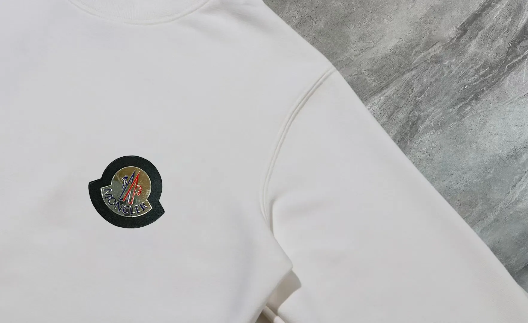 P210 High-version sweatshirt) [Long-term stock] 〖𝐌𝐎𝐍𝐂𝐋𝐄𝐑~Mask〗 Made of 440g heavy-weight fabric. It is different from the market currency. It can be matched with any variety and is properly handsome. 😎The whole dress is made of double waistcoats. The double waistcoats make the whole dress more three-dimensional. Not ordinary factories can do such fine work. 2025 Spring runway version of the T stage, on sale at the counter, round neck terry sweatshirt, high-end double-strand pure cotton, custom-made stretch ribs, dyed in the same vat, complete with three standards, matched with exquisite embroidered LOGO on the chest, simple and advanced, same style for men and women. Color: black, apricot, white, size: S M L XL 2XL