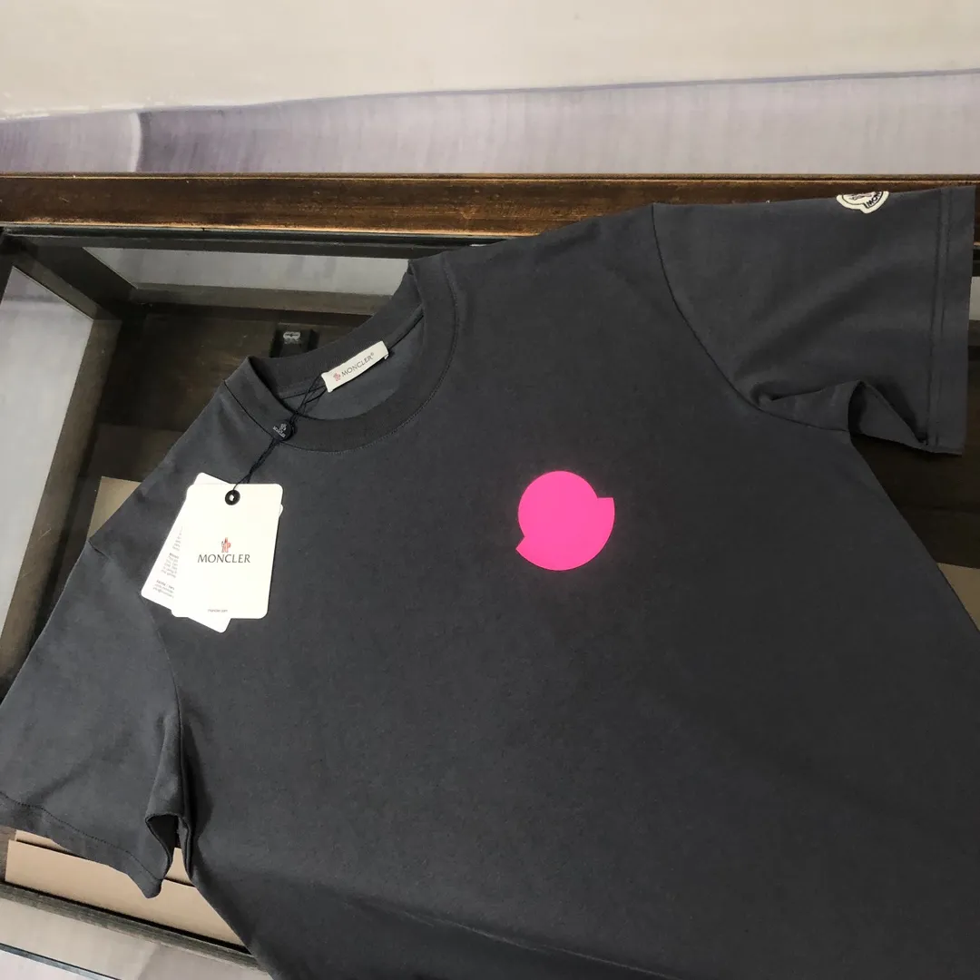 P160 MONCLER 2025 latest couple style round neck short-sleeved couple T-shirt, new spring and summer product, high quality 🔥🔥Three-dimensional logo letter logo printing technology on the chest! Fashionable and versatile trendy styles, customized imported fabrics! Comfortable to wear, breathable, fashionable without losing personality, the upper body is casual and casual, handsome and stylish, showing the temperament of a big brand. All three standards are complete! ! Color: black, white, sky blue, dark gray Size: S M L XL (loose fit, please state your height and weight when placing an order)