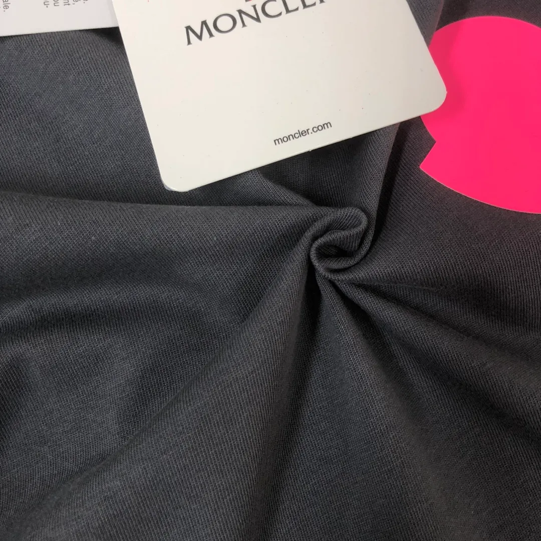 P160 MONCLER 2025 latest couple style round neck short-sleeved couple T-shirt, new spring and summer product, high quality 🔥🔥Three-dimensional logo letter logo printing technology on the chest! Fashionable and versatile trendy styles, customized imported fabrics! Comfortable to wear, breathable, fashionable without losing personality, the upper body is casual and casual, handsome and stylish, showing the temperament of a big brand. All three standards are complete! ! Color: black, white, sky blue, dark gray Size: S M L XL (loose fit, please state your height and weight when placing an order)