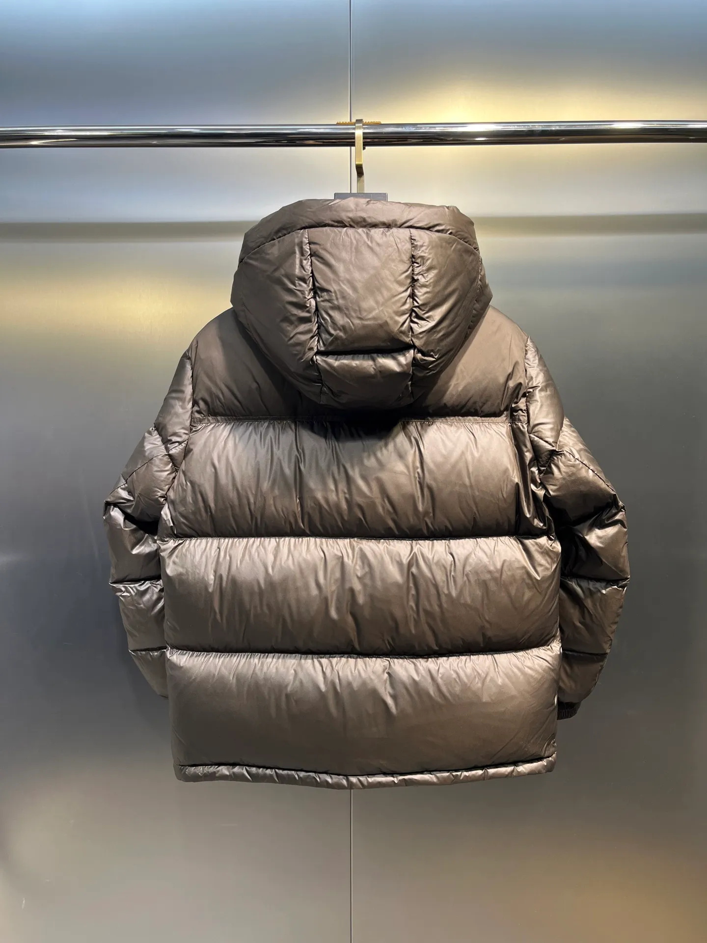 P1020 moncler🌟 2025 Autumn and Winter New Down Jacket Original customized hardware accessories are all imported and original customized. Welcome to compare. Absolutely high quality. Made of top-grade 90 white duck down. Super soft. Filled with fluffy and full feathers. Super heavy workmanship. The fabric is well-crafted. The pattern is perfect. Note that the fabric is super comfortable. Exclusive model. Non-market goods. Same sizes for men and women.  size：46 48 50 52 54