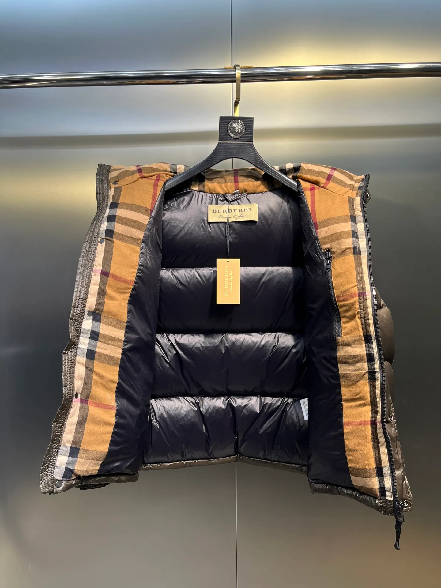 P1020 moncler🌟 2025 Autumn and Winter New Down Jacket Original customized hardware accessories are all imported and original customized. Welcome to compare. Absolutely high quality. Made of top-grade 90 white duck down. Super soft. Filled with fluffy and full feathers. Super heavy workmanship. The fabric is well-crafted. The pattern is perfect. Note that the fabric is super comfortable. Exclusive model. Non-market goods. Same sizes for men and women.  size：46 48 50 52 54