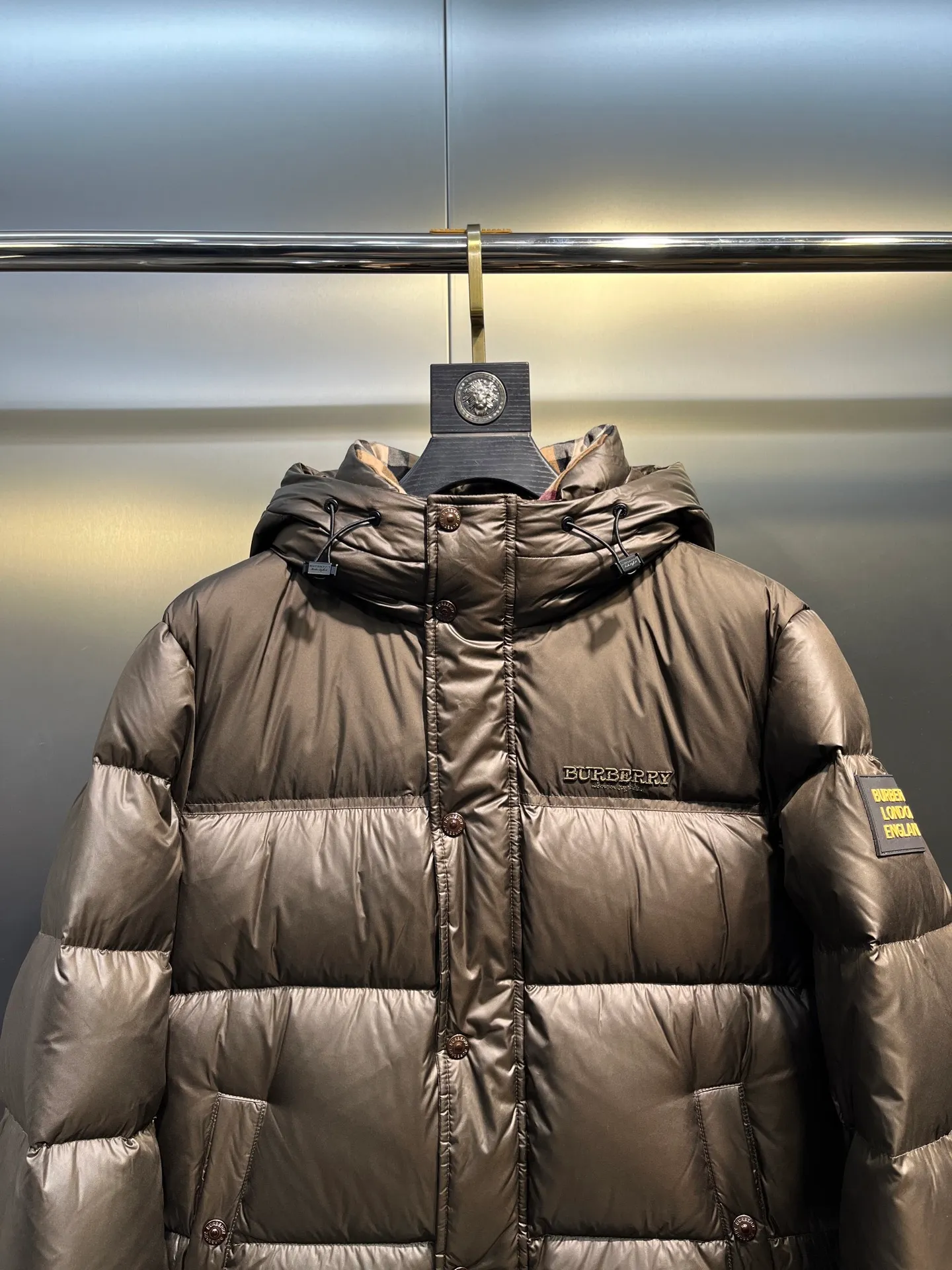 P1020 moncler🌟 2025 Autumn and Winter New Down Jacket Original customized hardware accessories are all imported and original customized. Welcome to compare. Absolutely high quality. Made of top-grade 90 white duck down. Super soft. Filled with fluffy and full feathers. Super heavy workmanship. The fabric is well-crafted. The pattern is perfect. Note that the fabric is super comfortable. Exclusive model. Non-market goods. Same sizes for men and women.  size：46 48 50 52 54