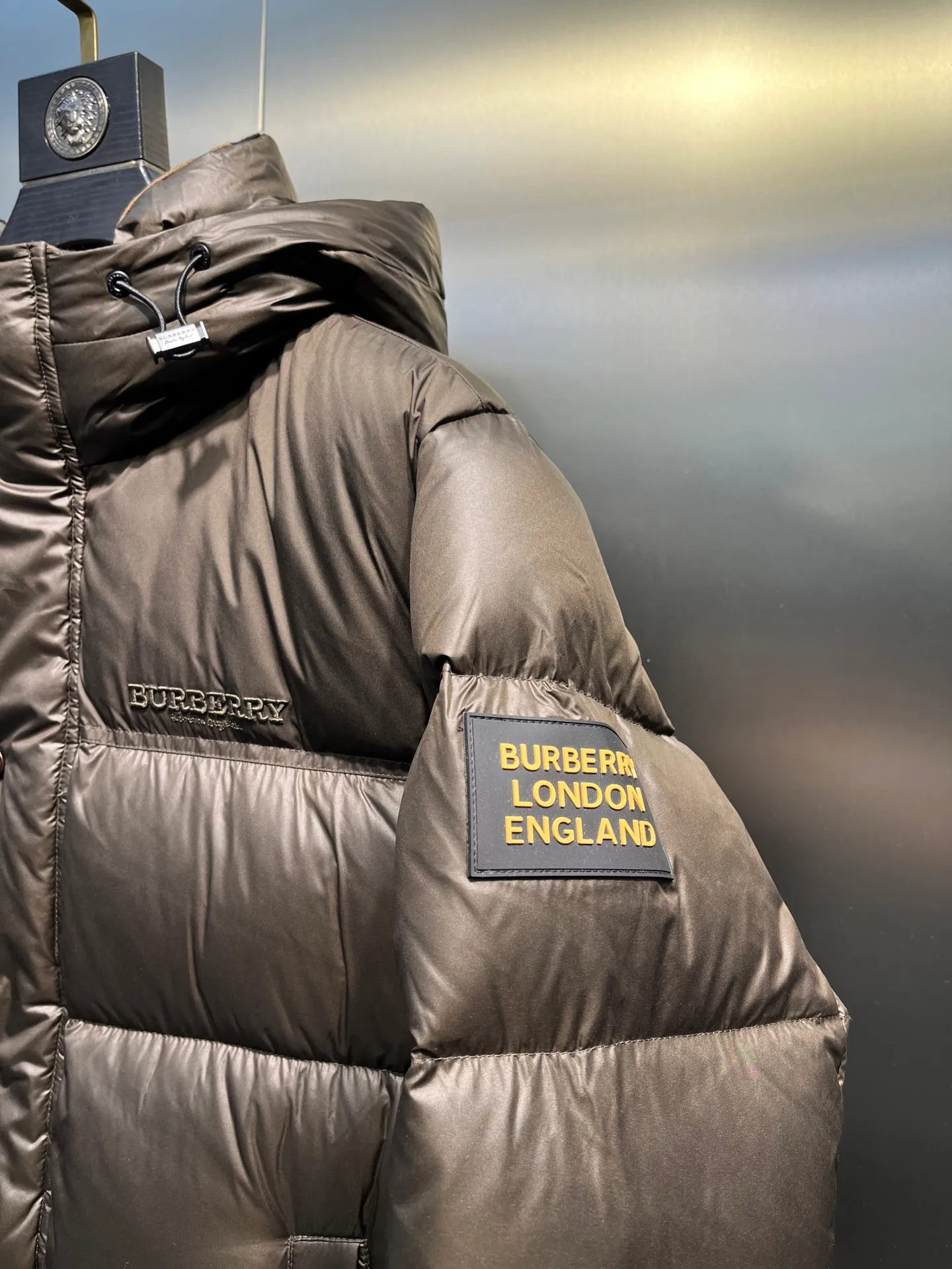 P1020 moncler🌟 2025 Autumn and Winter New Down Jacket Original customized hardware accessories are all imported and original customized. Welcome to compare. Absolutely high quality. Made of top-grade 90 white duck down. Super soft. Filled with fluffy and full feathers. Super heavy workmanship. The fabric is well-crafted. The pattern is perfect. Note that the fabric is super comfortable. Exclusive model. Non-market goods. Same sizes for men and women.  size：46 48 50 52 54