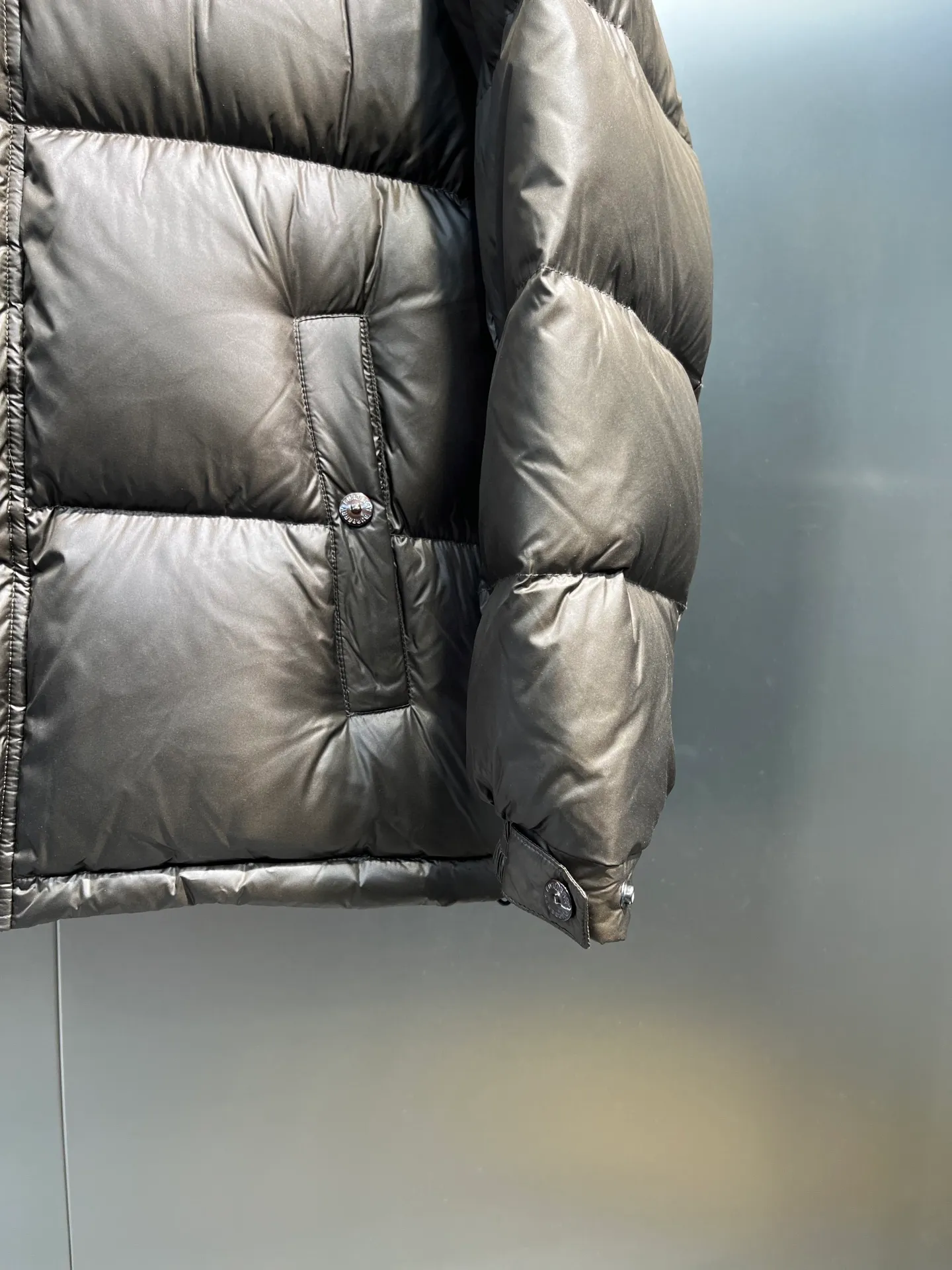 P1020 moncler🌟 2025 Autumn and Winter New Down Jacket Original customized hardware accessories are all imported and original customized. Welcome to compare. Absolutely high quality. Made of top-grade 90 white duck down. Super soft. Filled with fluffy and full feathers. Super heavy workmanship. The fabric is well-crafted. The pattern is perfect. Note that the fabric is super comfortable. Exclusive model. Non-market goods. Same sizes for men and women.  size：46 48 50 52 54
