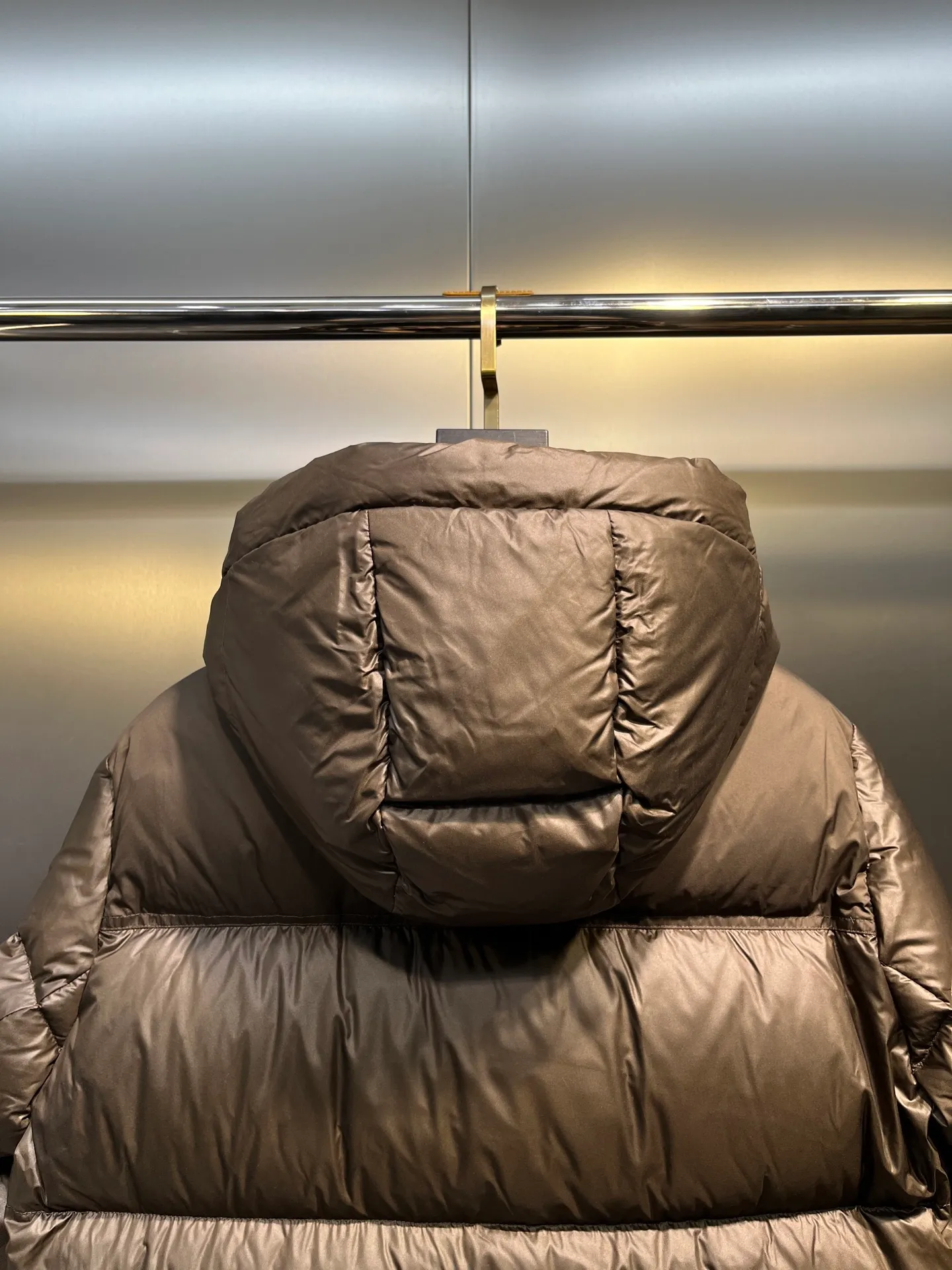 P1020 moncler🌟 2025 Autumn and Winter New Down Jacket Original customized hardware accessories are all imported and original customized. Welcome to compare. Absolutely high quality. Made of top-grade 90 white duck down. Super soft. Filled with fluffy and full feathers. Super heavy workmanship. The fabric is well-crafted. The pattern is perfect. Note that the fabric is super comfortable. Exclusive model. Non-market goods. Same sizes for men and women.  size：46 48 50 52 54