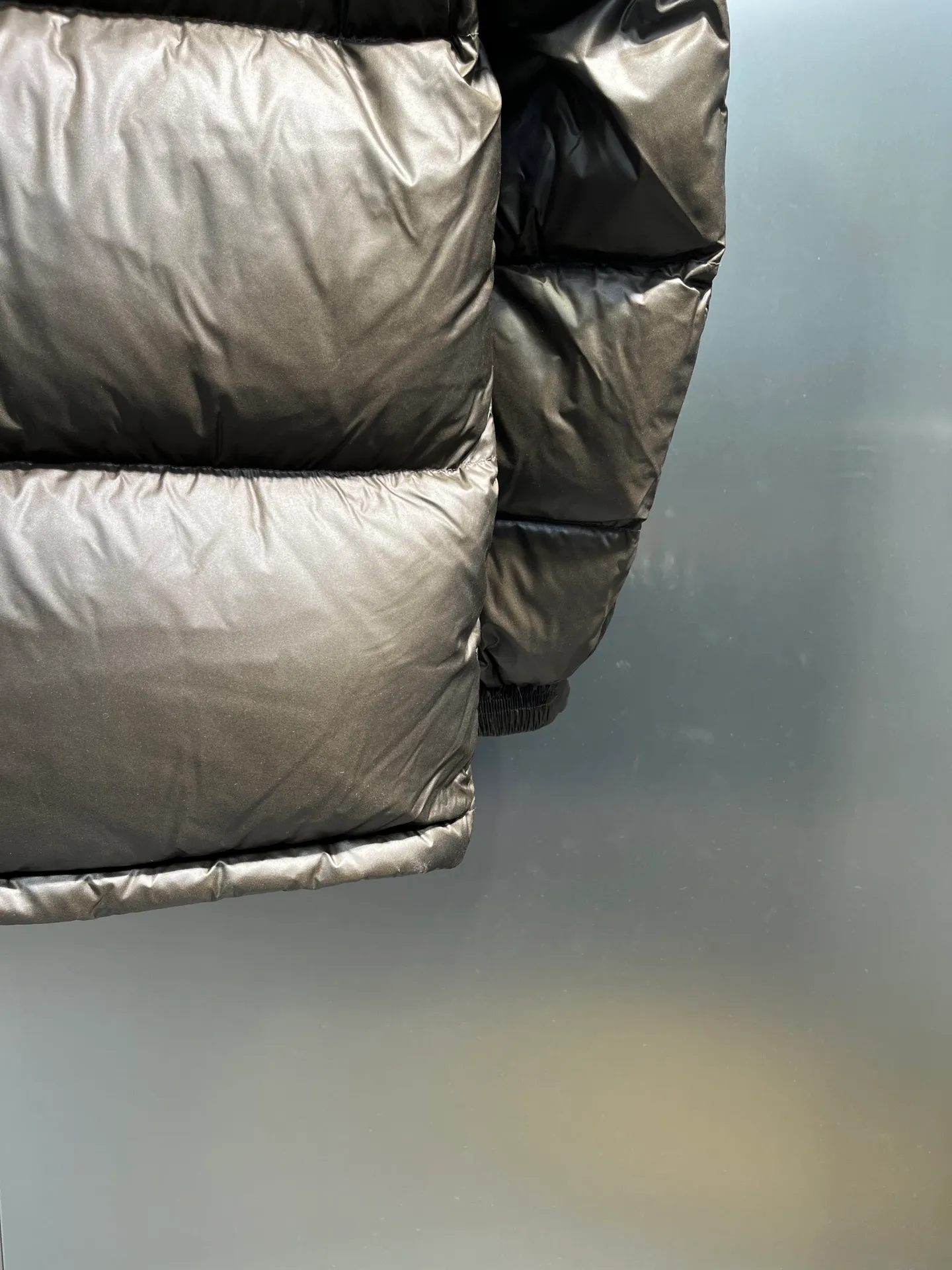 P1020 moncler🌟 2025 Autumn and Winter New Down Jacket Original customized hardware accessories are all imported and original customized. Welcome to compare. Absolutely high quality. Made of top-grade 90 white duck down. Super soft. Filled with fluffy and full feathers. Super heavy workmanship. The fabric is well-crafted. The pattern is perfect. Note that the fabric is super comfortable. Exclusive model. Non-market goods. Same sizes for men and women.  size：46 48 50 52 54