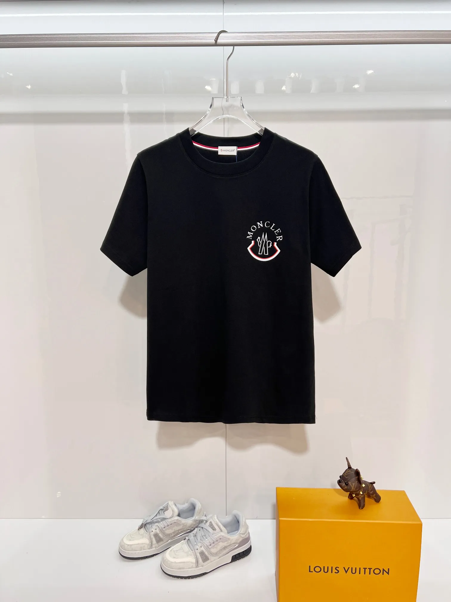 P150 MONCLER/Muzzled 300g pure cotton round neck short-sleeved T-shirt Brand classic Three-dimensional offset letter LOGO embossing process 2025ss official synchronization High version High quality Fashion personality Versatile trend Pure original quality Original fabric Hang tag Collar label Washed wheat Complete three standards Color: Black. White. Size: S M L XL XXL