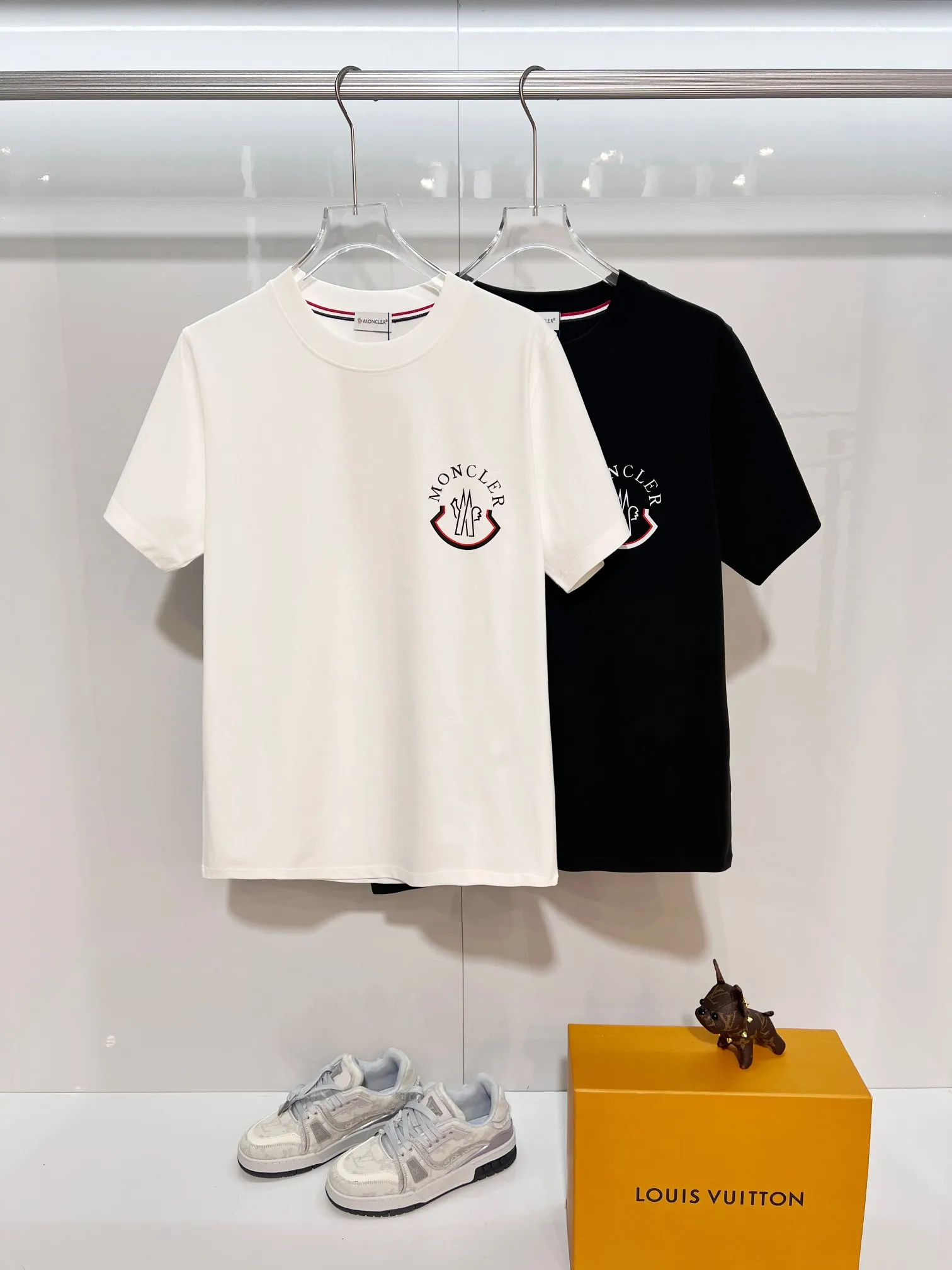 P150 MONCLER/Muzzled 300g pure cotton round neck short-sleeved T-shirt Brand classic Three-dimensional offset letter LOGO embossing process 2025ss official synchronization High version High quality Fashion personality Versatile trend Pure original quality Original fabric Hang tag Collar label Washed wheat Complete three standards Color: Black. White. Size: S M L XL XXL
