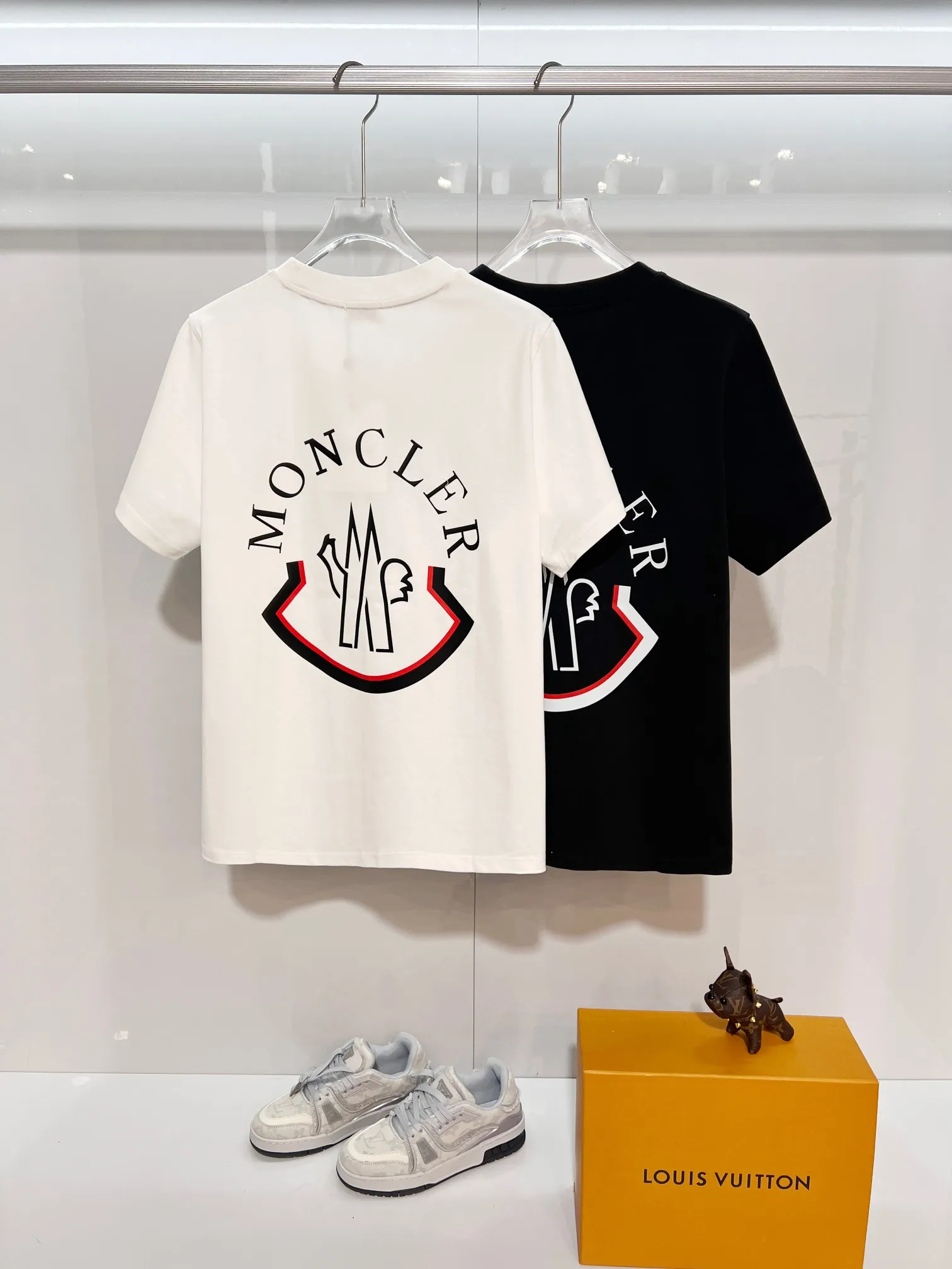 P150 MONCLER/Muzzled 300g pure cotton round neck short-sleeved T-shirt Brand classic Three-dimensional offset letter LOGO embossing process 2025ss official synchronization High version High quality Fashion personality Versatile trend Pure original quality Original fabric Hang tag Collar label Washed wheat Complete three standards Color: Black. White. Size: S M L XL XXL