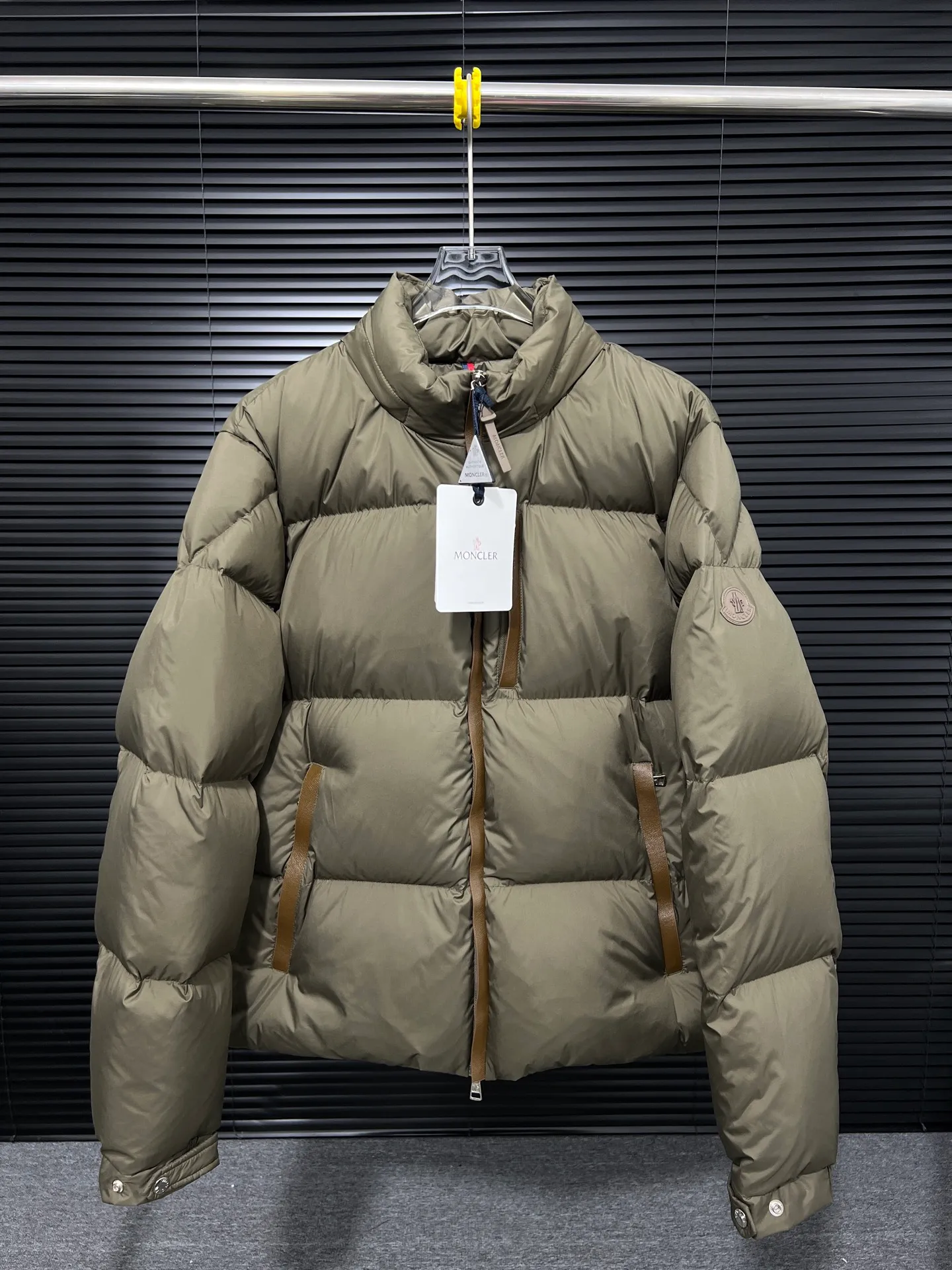 P820 ​​Moncler's new besbre zipper stand collar is a new fashionable stand collar down for autumn and winter. The overall design is simple and beautiful, and it is also very versatile and suitable for any occasion. Pair it with one inside, which is fashionable, age-reducing and warm. The body is decorated with leather zipper design pockets, which is fashionable and high-end. The sleeve arms are embellished with the brand's iconic logo, which not only highlights the brand's charm, but also has a high degree of recognition. The luxurious and low-key design is simply great! Powerful functionality brings warmth to cold winters, is windproof and waterproof, and is filled with 90% velvet content, allowing you to feel warm even on sub-zero nights. Color: Khaki Black Size: 12345