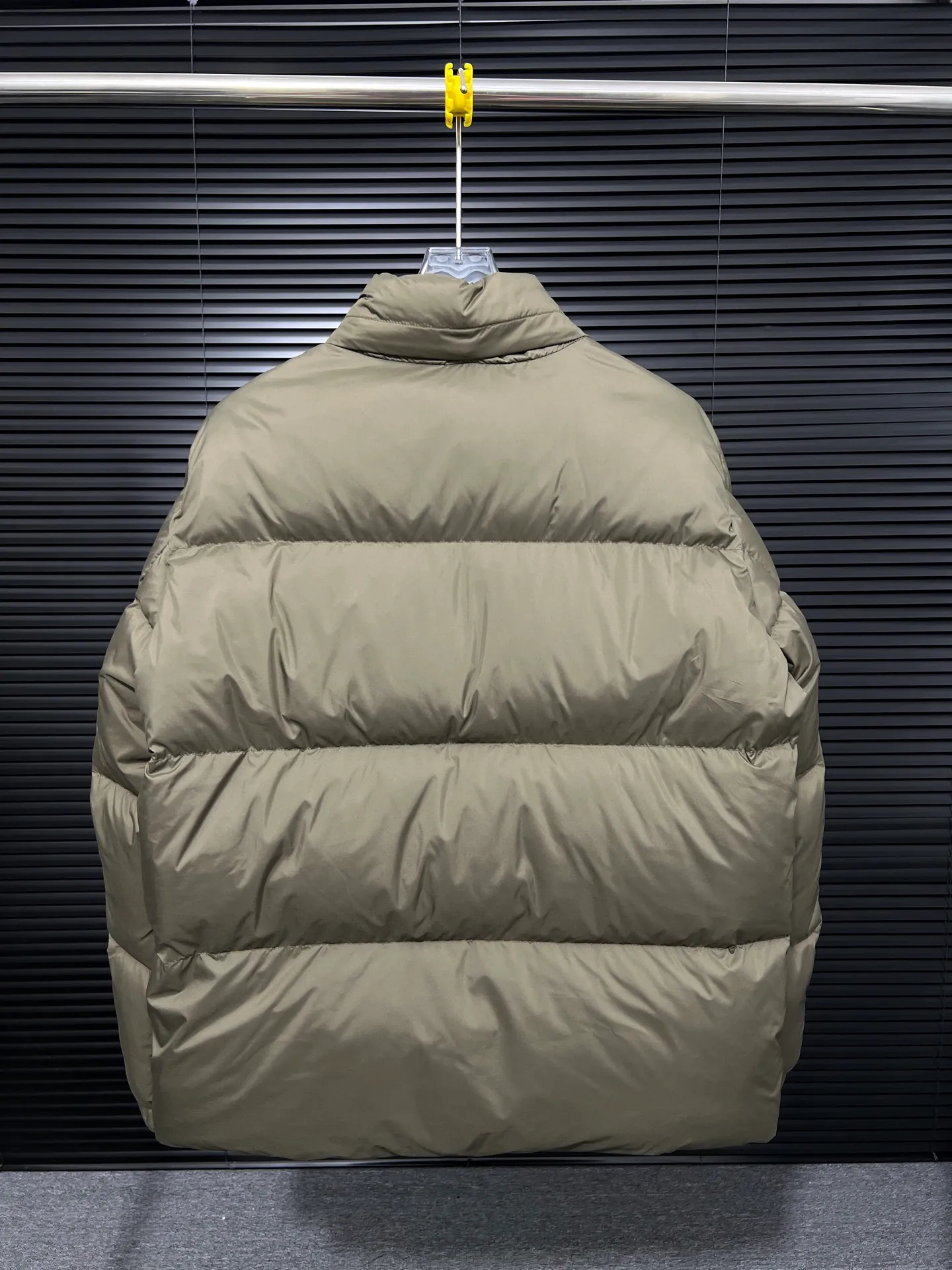 P820 ​​Moncler's new besbre zipper stand collar is a new fashionable stand collar down for autumn and winter. The overall design is simple and beautiful, and it is also very versatile and suitable for any occasion. Pair it with one inside, which is fashionable, age-reducing and warm. The body is decorated with leather zipper design pockets, which is fashionable and high-end. The sleeve arms are embellished with the brand's iconic logo, which not only highlights the brand's charm, but also has a high degree of recognition. The luxurious and low-key design is simply great! Powerful functionality brings warmth to cold winters, is windproof and waterproof, and is filled with 90% velvet content, allowing you to feel warm even on sub-zero nights. Color: Khaki Black Size: 12345