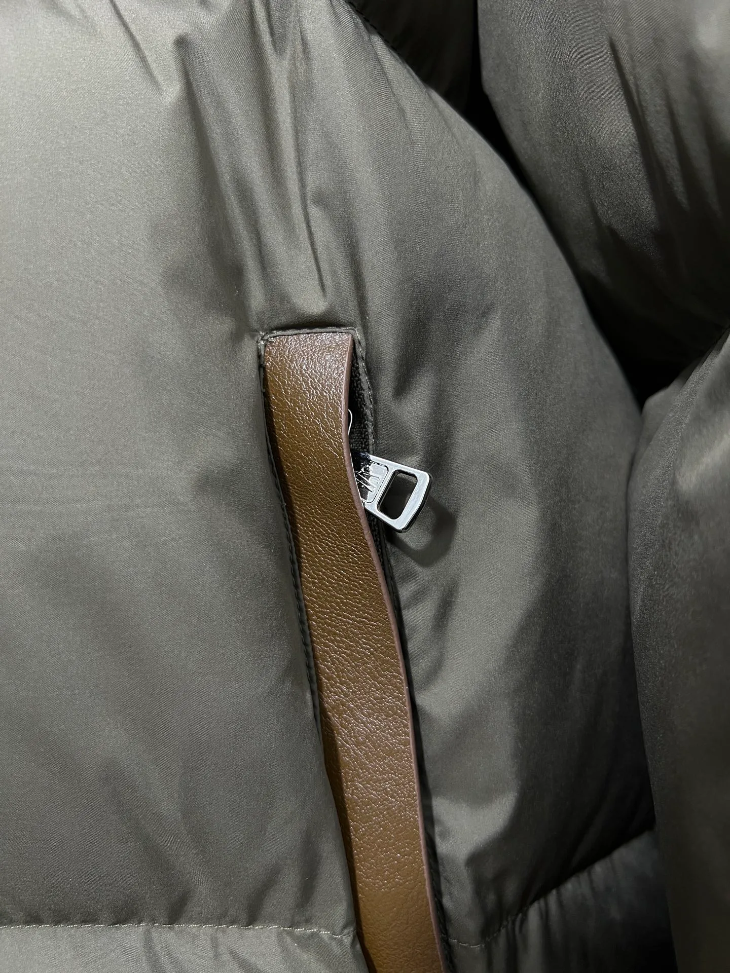 P820 ​​Moncler's new besbre zipper stand collar is a new fashionable stand collar down for autumn and winter. The overall design is simple and beautiful, and it is also very versatile and suitable for any occasion. Pair it with one inside, which is fashionable, age-reducing and warm. The body is decorated with leather zipper design pockets, which is fashionable and high-end. The sleeve arms are embellished with the brand's iconic logo, which not only highlights the brand's charm, but also has a high degree of recognition. The luxurious and low-key design is simply great! Powerful functionality brings warmth to cold winters, is windproof and waterproof, and is filled with 90% velvet content, allowing you to feel warm even on sub-zero nights. Color: Khaki Black Size: 12345