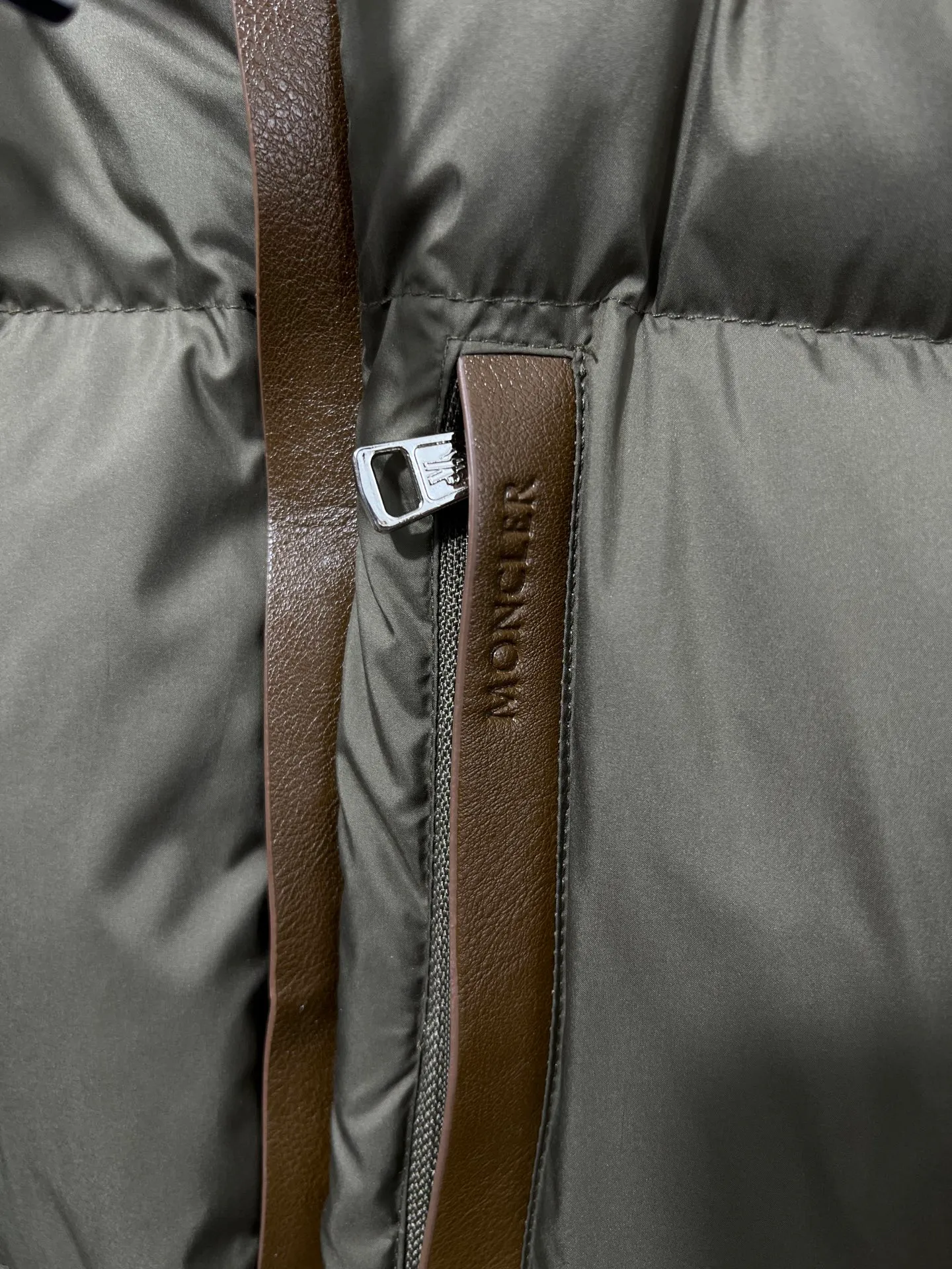 P820 ​​Moncler's new besbre zipper stand collar is a new fashionable stand collar down for autumn and winter. The overall design is simple and beautiful, and it is also very versatile and suitable for any occasion. Pair it with one inside, which is fashionable, age-reducing and warm. The body is decorated with leather zipper design pockets, which is fashionable and high-end. The sleeve arms are embellished with the brand's iconic logo, which not only highlights the brand's charm, but also has a high degree of recognition. The luxurious and low-key design is simply great! Powerful functionality brings warmth to cold winters, is windproof and waterproof, and is filled with 90% velvet content, allowing you to feel warm even on sub-zero nights. Color: Khaki Black Size: 12345