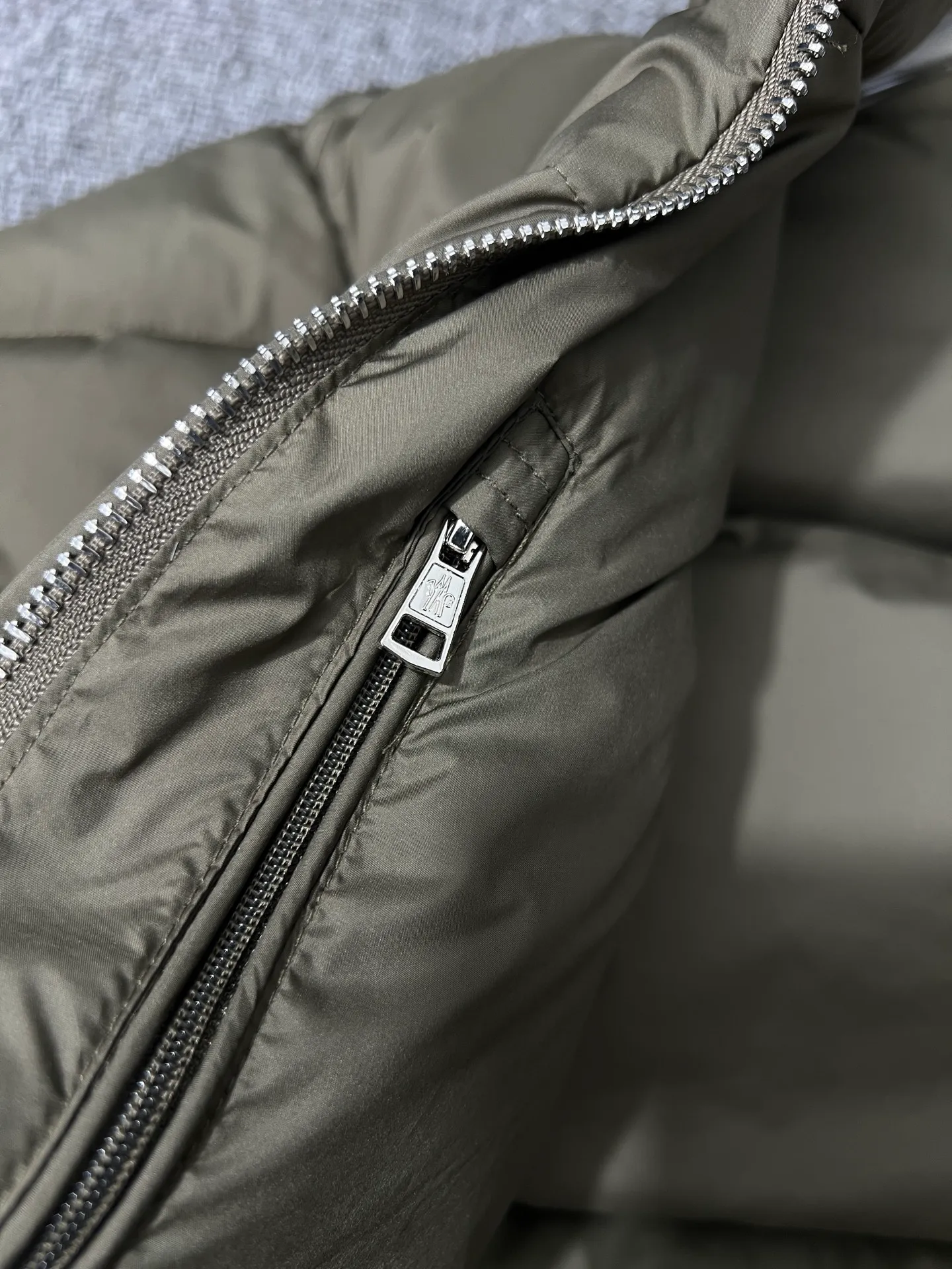 P820 ​​Moncler's new besbre zipper stand collar is a new fashionable stand collar down for autumn and winter. The overall design is simple and beautiful, and it is also very versatile and suitable for any occasion. Pair it with one inside, which is fashionable, age-reducing and warm. The body is decorated with leather zipper design pockets, which is fashionable and high-end. The sleeve arms are embellished with the brand's iconic logo, which not only highlights the brand's charm, but also has a high degree of recognition. The luxurious and low-key design is simply great! Powerful functionality brings warmth to cold winters, is windproof and waterproof, and is filled with 90% velvet content, allowing you to feel warm even on sub-zero nights. Color: Khaki Black Size: 12345