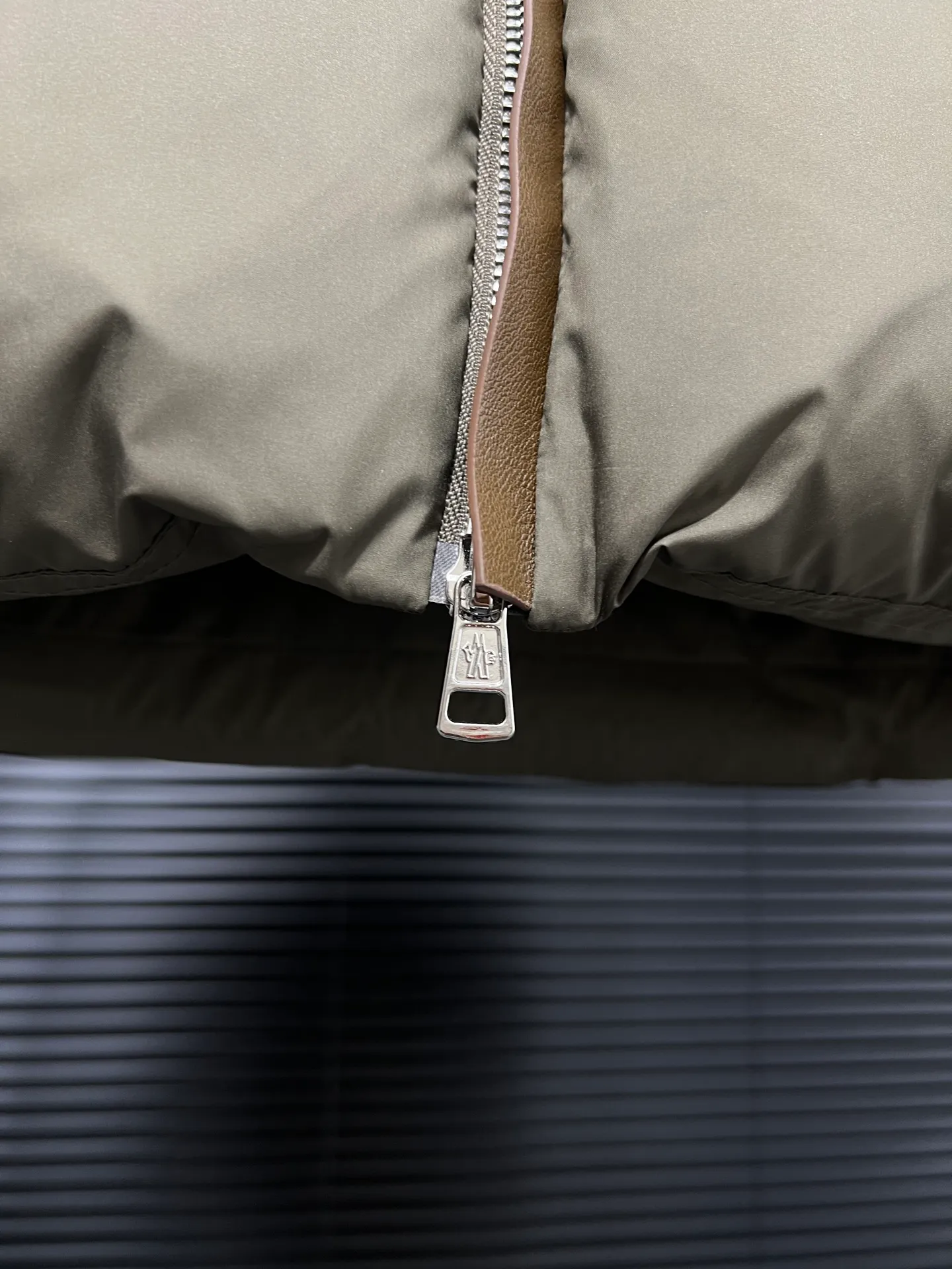 P820 ​​Moncler's new besbre zipper stand collar is a new fashionable stand collar down for autumn and winter. The overall design is simple and beautiful, and it is also very versatile and suitable for any occasion. Pair it with one inside, which is fashionable, age-reducing and warm. The body is decorated with leather zipper design pockets, which is fashionable and high-end. The sleeve arms are embellished with the brand's iconic logo, which not only highlights the brand's charm, but also has a high degree of recognition. The luxurious and low-key design is simply great! Powerful functionality brings warmth to cold winters, is windproof and waterproof, and is filled with 90% velvet content, allowing you to feel warm even on sub-zero nights. Color: Khaki Black Size: 12345