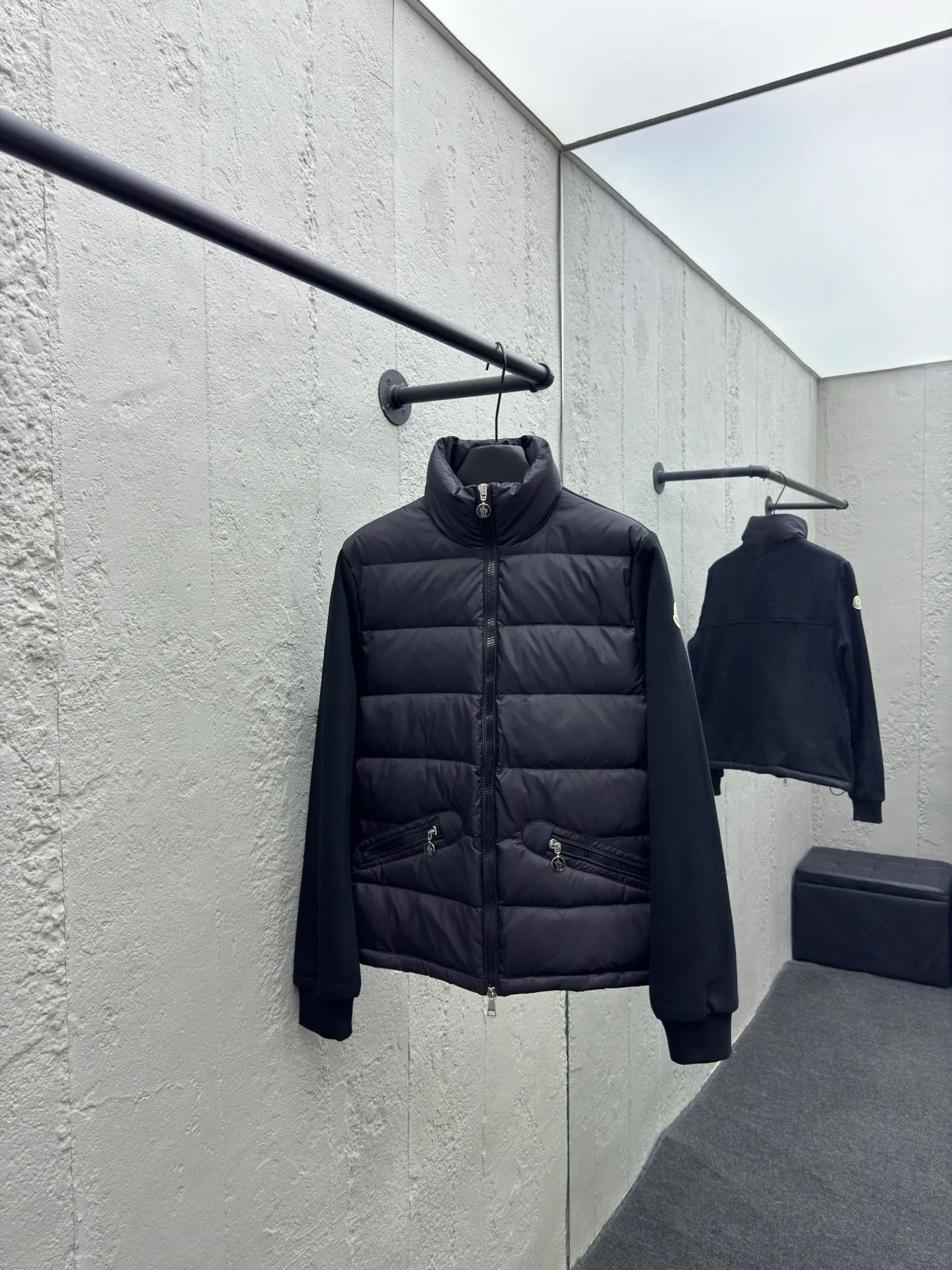 P580 Moncler home 24 autumn and winter new style, stand-up collar pure cotton splicing down jacket, elegant stand-up collar design, pure cotton patch logo sleeves splicing bread down vest, the upper body is cool and age-reducing, warm and practical, the milky color upper body is super age-reducing, the whole Korean drama daughter-in-law, sweet and salty, age-reducing girlish feeling is easy to handle. Style number: A74# Color: black white Size: S M L XL