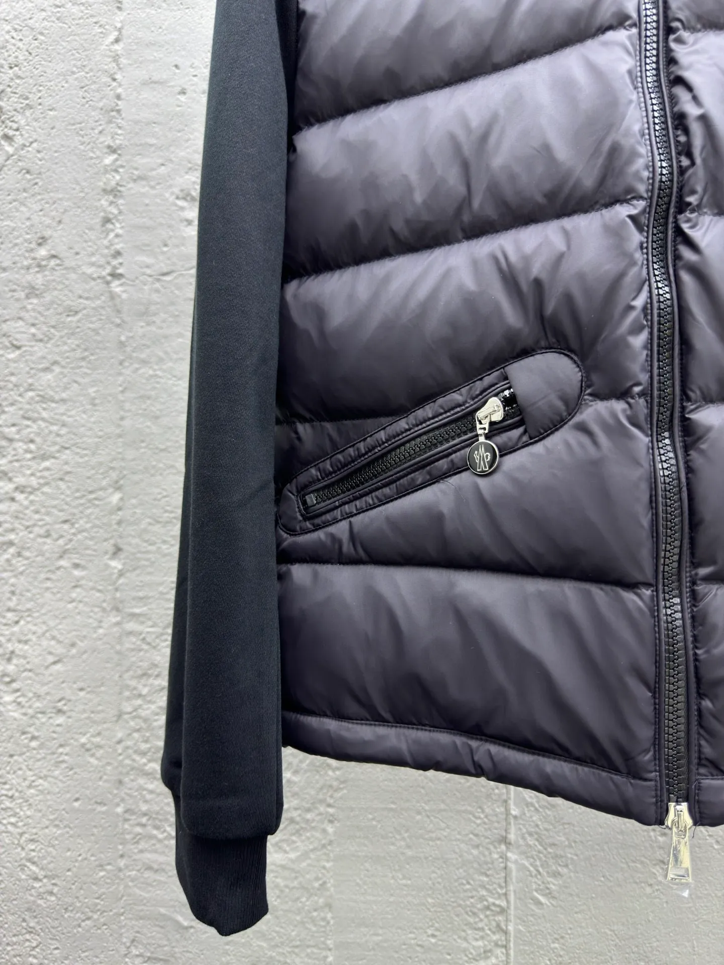 P580 Moncler home 24 autumn and winter new style, stand-up collar pure cotton splicing down jacket, elegant stand-up collar design, pure cotton patch logo sleeves splicing bread down vest, the upper body is cool and age-reducing, warm and practical, the milky color upper body is super age-reducing, the whole Korean drama daughter-in-law, sweet and salty, age-reducing girlish feeling is easy to handle. Style number: A74# Color: black white Size: S M L XL