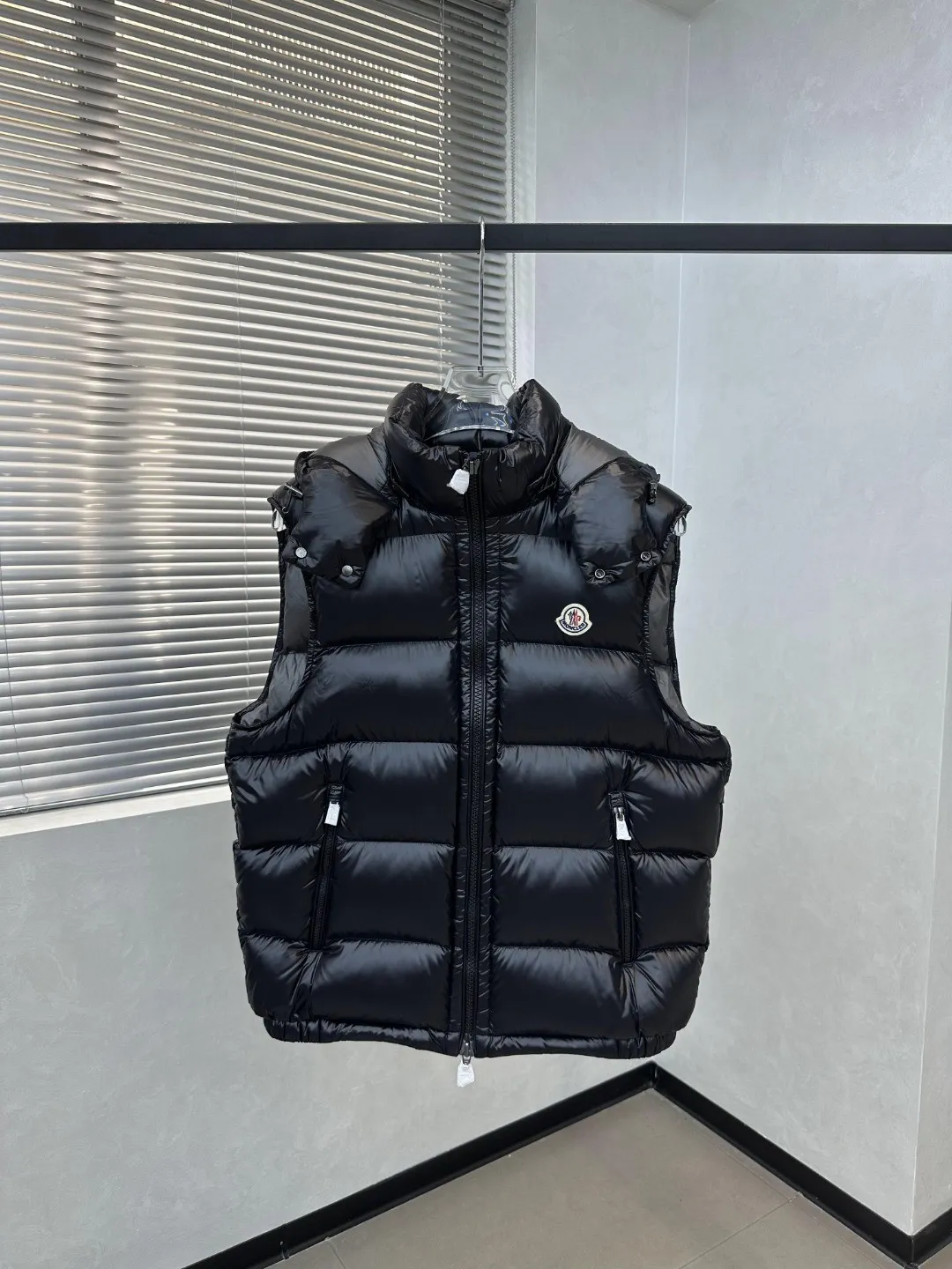 P540 𝗠𝗼𝗻𝗰𝗲𝗿/Moncler/Moncler Bormes patent pudding quilted hood down Sizes: 1, 2, 3, 4, 5, 6 Description: Tib’s design is inspired by 𝗠𝗼𝗻𝗰𝗲𝗿 The iconic jacket of the 1980s has been reinterpreted with modern and dynamic elements. This vest, embodying the personality of those who always want to be a winner, can be worn as a vest mid-season or paired with a windproof jacket in the dead of winter.   Material process analysis: 1. Original NFC inductive anti-counterfeiting chip 2. National standard 95% pure white duck down, exclusive use of top-grade down on the market, never false goose down and other misunderstandings 3. Fabric: 100% nylon; lining: 100% nylon, one of the best on the market, everything is customized according to the original version.  4. The electroplated hardware produced by the original processing factory is all customized by the original factory, and is not a replica of the market. 5. It is produced by the same OEM factory as XX Wolf. It has always been unambiguous in terms of quality. Everyone knows about the craftsmanship, QA and QC quality inspection of the workers when shipping from large factories. It is not comparable to small factories in the market.  Mouth-mounted down jackets, let’s not brag, there is almost no one that can do better than us! Make an original product with care, so that every customer has the confidence to introduce it to his customers: This is the top replica version in China. Good products do not need too many soft articles to set off, only junk products will boast: the original ZP uses thousands of words to impress consumers! Although it is an F product, it is not inferior to ZP!