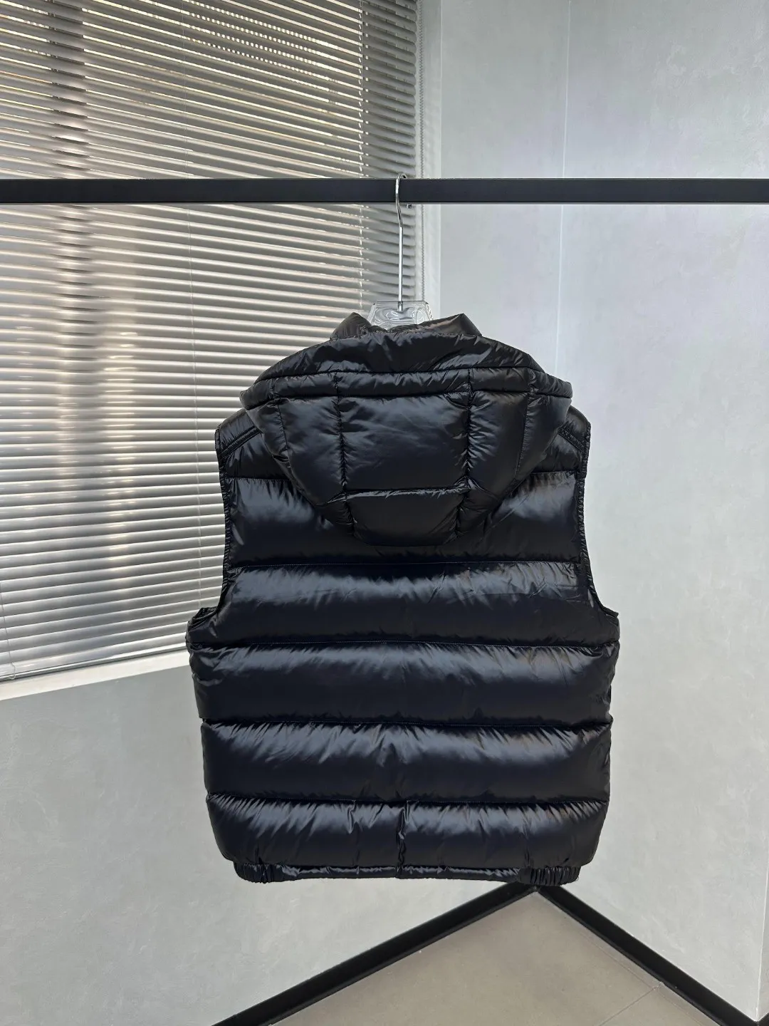 P540 𝗠𝗼𝗻𝗰𝗲𝗿/Moncler/Moncler Bormes patent pudding quilted hood down Sizes: 1, 2, 3, 4, 5, 6 Description: Tib’s design is inspired by 𝗠𝗼𝗻𝗰𝗲𝗿 The iconic jacket of the 1980s has been reinterpreted with modern and dynamic elements. This vest, embodying the personality of those who always want to be a winner, can be worn as a vest mid-season or paired with a windproof jacket in the dead of winter.   Material process analysis: 1. Original NFC inductive anti-counterfeiting chip 2. National standard 95% pure white duck down, exclusive use of top-grade down on the market, never false goose down and other misunderstandings 3. Fabric: 100% nylon; lining: 100% nylon, one of the best on the market, everything is customized according to the original version.  4. The electroplated hardware produced by the original processing factory is all customized by the original factory, and is not a replica of the market. 5. It is produced by the same OEM factory as XX Wolf. It has always been unambiguous in terms of quality. Everyone knows about the craftsmanship, QA and QC quality inspection of the workers when shipping from large factories. It is not comparable to small factories in the market.  Mouth-mounted down jackets, let’s not brag, there is almost no one that can do better than us! Make an original product with care, so that every customer has the confidence to introduce it to his customers: This is the top replica version in China. Good products do not need too many soft articles to set off, only junk products will boast: the original ZP uses thousands of words to impress consumers! Although it is an F product, it is not inferior to ZP!