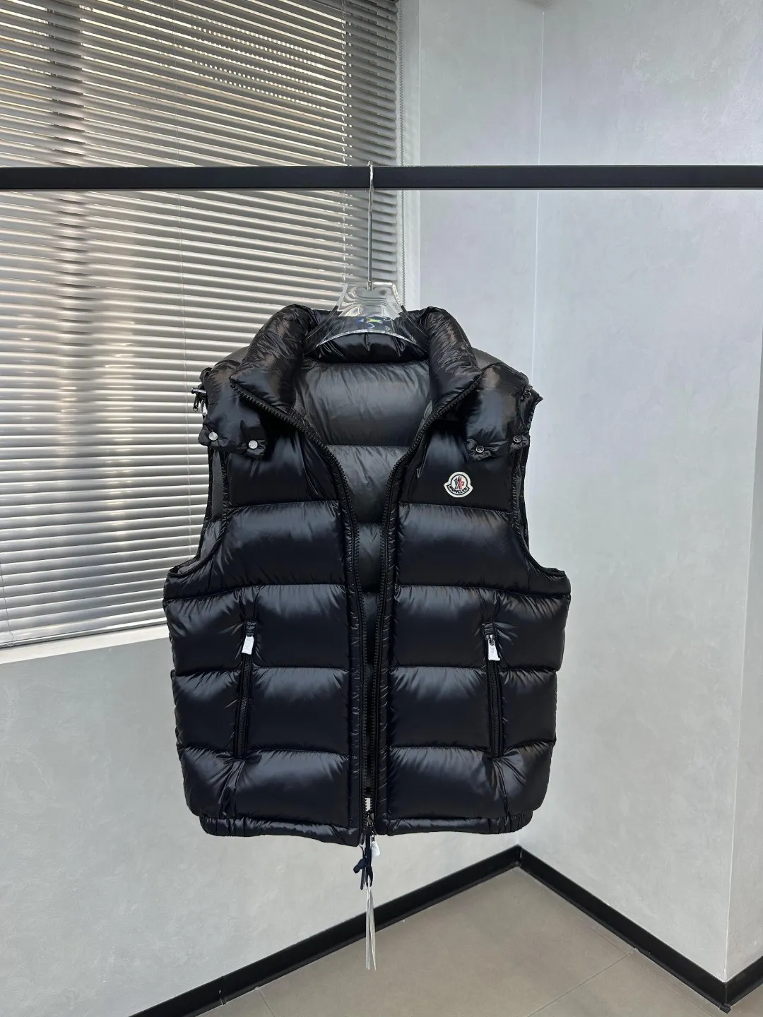 P540 𝗠𝗼𝗻𝗰𝗲𝗿/Moncler/Moncler Bormes patent pudding quilted hood down Sizes: 1, 2, 3, 4, 5, 6 Description: Tib’s design is inspired by 𝗠𝗼𝗻𝗰𝗲𝗿 The iconic jacket of the 1980s has been reinterpreted with modern and dynamic elements. This vest, embodying the personality of those who always want to be a winner, can be worn as a vest mid-season or paired with a windproof jacket in the dead of winter.   Material process analysis: 1. Original NFC inductive anti-counterfeiting chip 2. National standard 95% pure white duck down, exclusive use of top-grade down on the market, never false goose down and other misunderstandings 3. Fabric: 100% nylon; lining: 100% nylon, one of the best on the market, everything is customized according to the original version.  4. The electroplated hardware produced by the original processing factory is all customized by the original factory, and is not a replica of the market. 5. It is produced by the same OEM factory as XX Wolf. It has always been unambiguous in terms of quality. Everyone knows about the craftsmanship, QA and QC quality inspection of the workers when shipping from large factories. It is not comparable to small factories in the market.  Mouth-mounted down jackets, let’s not brag, there is almost no one that can do better than us! Make an original product with care, so that every customer has the confidence to introduce it to his customers: This is the top replica version in China. Good products do not need too many soft articles to set off, only junk products will boast: the original ZP uses thousands of words to impress consumers! Although it is an F product, it is not inferior to ZP!