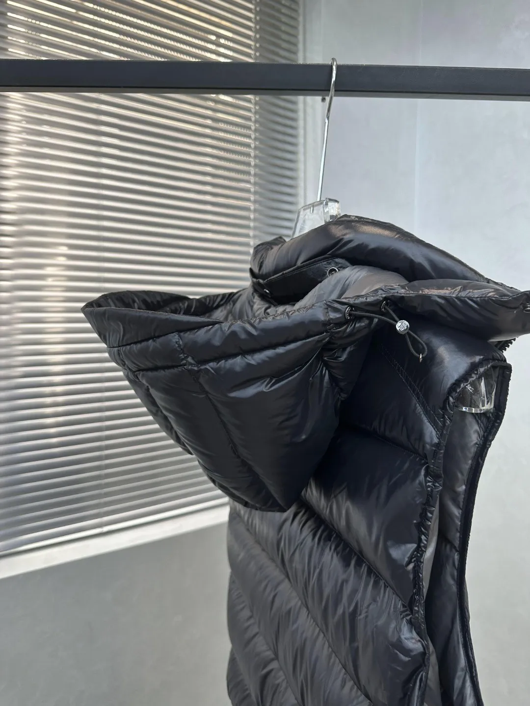 P540 𝗠𝗼𝗻𝗰𝗲𝗿/Moncler/Moncler Bormes patent pudding quilted hood down Sizes: 1, 2, 3, 4, 5, 6 Description: Tib’s design is inspired by 𝗠𝗼𝗻𝗰𝗲𝗿 The iconic jacket of the 1980s has been reinterpreted with modern and dynamic elements. This vest, embodying the personality of those who always want to be a winner, can be worn as a vest mid-season or paired with a windproof jacket in the dead of winter.   Material process analysis: 1. Original NFC inductive anti-counterfeiting chip 2. National standard 95% pure white duck down, exclusive use of top-grade down on the market, never false goose down and other misunderstandings 3. Fabric: 100% nylon; lining: 100% nylon, one of the best on the market, everything is customized according to the original version.  4. The electroplated hardware produced by the original processing factory is all customized by the original factory, and is not a replica of the market. 5. It is produced by the same OEM factory as XX Wolf. It has always been unambiguous in terms of quality. Everyone knows about the craftsmanship, QA and QC quality inspection of the workers when shipping from large factories. It is not comparable to small factories in the market.  Mouth-mounted down jackets, let’s not brag, there is almost no one that can do better than us! Make an original product with care, so that every customer has the confidence to introduce it to his customers: This is the top replica version in China. Good products do not need too many soft articles to set off, only junk products will boast: the original ZP uses thousands of words to impress consumers! Although it is an F product, it is not inferior to ZP!