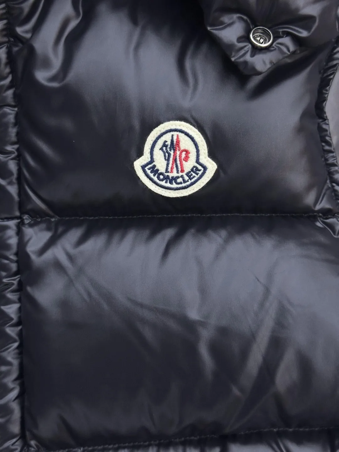 P540 𝗠𝗼𝗻𝗰𝗲𝗿/Moncler/Moncler Bormes patent pudding quilted hood down Sizes: 1, 2, 3, 4, 5, 6 Description: Tib’s design is inspired by 𝗠𝗼𝗻𝗰𝗲𝗿 The iconic jacket of the 1980s has been reinterpreted with modern and dynamic elements. This vest, embodying the personality of those who always want to be a winner, can be worn as a vest mid-season or paired with a windproof jacket in the dead of winter.   Material process analysis: 1. Original NFC inductive anti-counterfeiting chip 2. National standard 95% pure white duck down, exclusive use of top-grade down on the market, never false goose down and other misunderstandings 3. Fabric: 100% nylon; lining: 100% nylon, one of the best on the market, everything is customized according to the original version.  4. The electroplated hardware produced by the original processing factory is all customized by the original factory, and is not a replica of the market. 5. It is produced by the same OEM factory as XX Wolf. It has always been unambiguous in terms of quality. Everyone knows about the craftsmanship, QA and QC quality inspection of the workers when shipping from large factories. It is not comparable to small factories in the market.  Mouth-mounted down jackets, let’s not brag, there is almost no one that can do better than us! Make an original product with care, so that every customer has the confidence to introduce it to his customers: This is the top replica version in China. Good products do not need too many soft articles to set off, only junk products will boast: the original ZP uses thousands of words to impress consumers! Although it is an F product, it is not inferior to ZP!