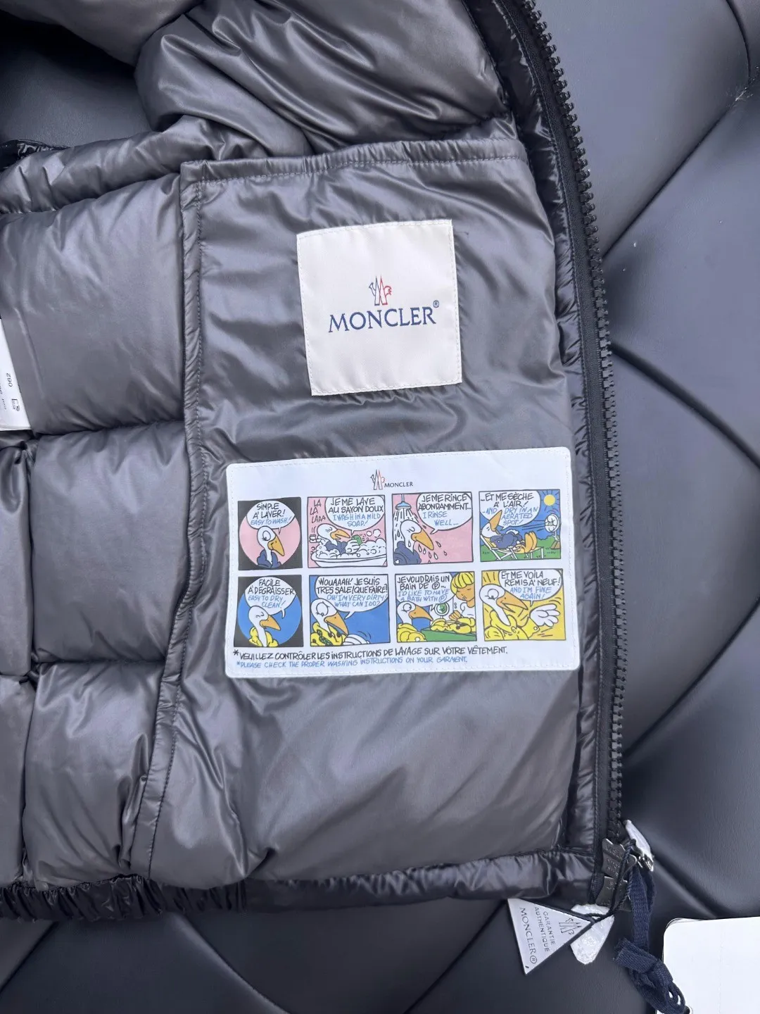 P540 𝗠𝗼𝗻𝗰𝗲𝗿/Moncler/Moncler Bormes patent pudding quilted hood down Sizes: 1, 2, 3, 4, 5, 6 Description: Tib’s design is inspired by 𝗠𝗼𝗻𝗰𝗲𝗿 The iconic jacket of the 1980s has been reinterpreted with modern and dynamic elements. This vest, embodying the personality of those who always want to be a winner, can be worn as a vest mid-season or paired with a windproof jacket in the dead of winter.   Material process analysis: 1. Original NFC inductive anti-counterfeiting chip 2. National standard 95% pure white duck down, exclusive use of top-grade down on the market, never false goose down and other misunderstandings 3. Fabric: 100% nylon; lining: 100% nylon, one of the best on the market, everything is customized according to the original version.  4. The electroplated hardware produced by the original processing factory is all customized by the original factory, and is not a replica of the market. 5. It is produced by the same OEM factory as XX Wolf. It has always been unambiguous in terms of quality. Everyone knows about the craftsmanship, QA and QC quality inspection of the workers when shipping from large factories. It is not comparable to small factories in the market.  Mouth-mounted down jackets, let’s not brag, there is almost no one that can do better than us! Make an original product with care, so that every customer has the confidence to introduce it to his customers: This is the top replica version in China. Good products do not need too many soft articles to set off, only junk products will boast: the original ZP uses thousands of words to impress consumers! Although it is an F product, it is not inferior to ZP!