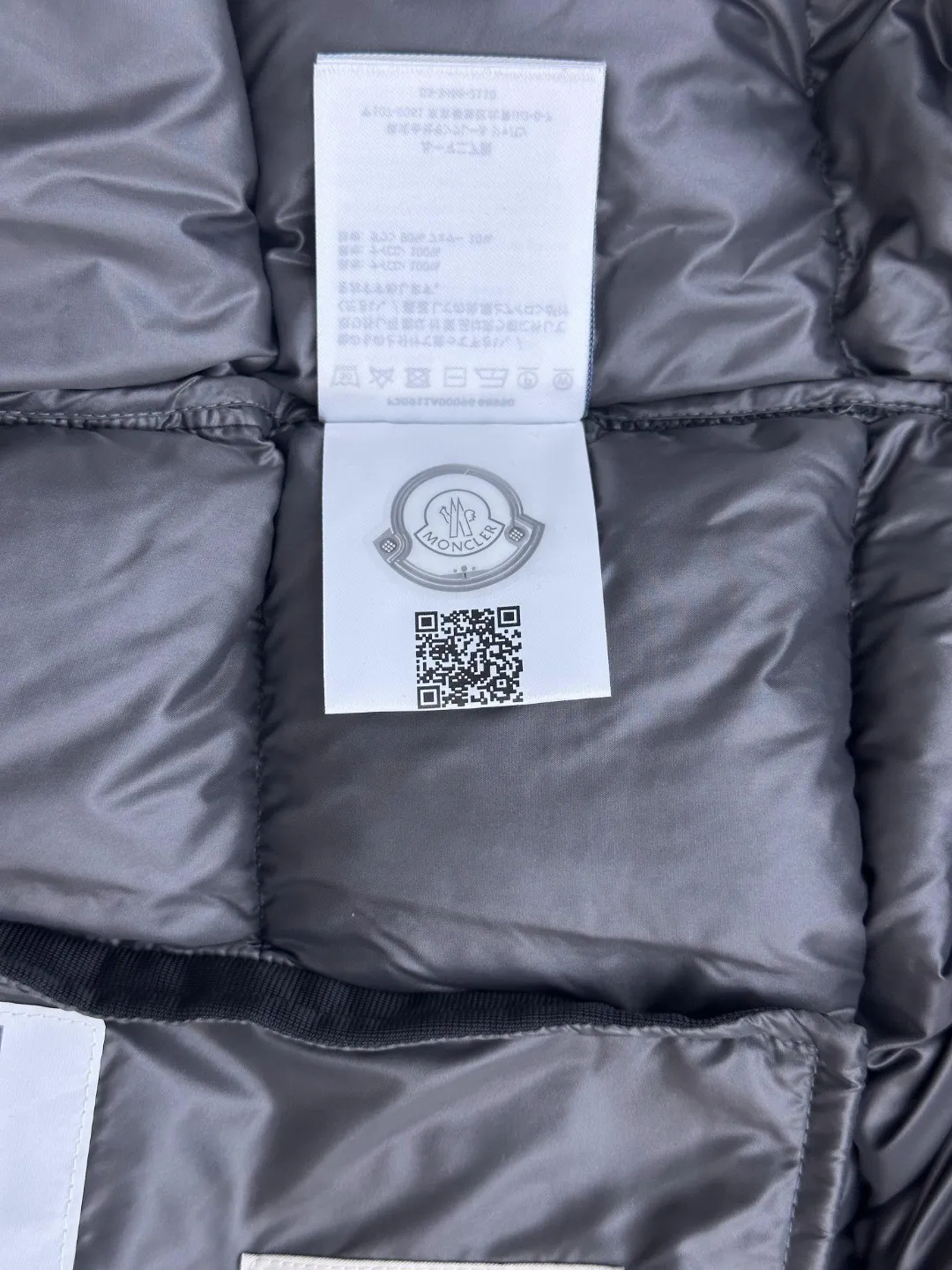 P540 𝗠𝗼𝗻𝗰𝗲𝗿/Moncler/Moncler Bormes patent pudding quilted hood down Sizes: 1, 2, 3, 4, 5, 6 Description: Tib’s design is inspired by 𝗠𝗼𝗻𝗰𝗲𝗿 The iconic jacket of the 1980s has been reinterpreted with modern and dynamic elements. This vest, embodying the personality of those who always want to be a winner, can be worn as a vest mid-season or paired with a windproof jacket in the dead of winter.   Material process analysis: 1. Original NFC inductive anti-counterfeiting chip 2. National standard 95% pure white duck down, exclusive use of top-grade down on the market, never false goose down and other misunderstandings 3. Fabric: 100% nylon; lining: 100% nylon, one of the best on the market, everything is customized according to the original version.  4. The electroplated hardware produced by the original processing factory is all customized by the original factory, and is not a replica of the market. 5. It is produced by the same OEM factory as XX Wolf. It has always been unambiguous in terms of quality. Everyone knows about the craftsmanship, QA and QC quality inspection of the workers when shipping from large factories. It is not comparable to small factories in the market.  Mouth-mounted down jackets, let’s not brag, there is almost no one that can do better than us! Make an original product with care, so that every customer has the confidence to introduce it to his customers: This is the top replica version in China. Good products do not need too many soft articles to set off, only junk products will boast: the original ZP uses thousands of words to impress consumers! Although it is an F product, it is not inferior to ZP!