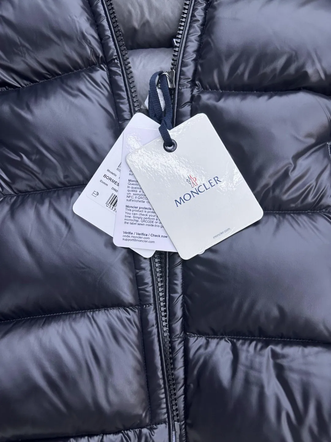 P540 𝗠𝗼𝗻𝗰𝗲𝗿/Moncler/Moncler Bormes patent pudding quilted hood down Sizes: 1, 2, 3, 4, 5, 6 Description: Tib’s design is inspired by 𝗠𝗼𝗻𝗰𝗲𝗿 The iconic jacket of the 1980s has been reinterpreted with modern and dynamic elements. This vest, embodying the personality of those who always want to be a winner, can be worn as a vest mid-season or paired with a windproof jacket in the dead of winter.   Material process analysis: 1. Original NFC inductive anti-counterfeiting chip 2. National standard 95% pure white duck down, exclusive use of top-grade down on the market, never false goose down and other misunderstandings 3. Fabric: 100% nylon; lining: 100% nylon, one of the best on the market, everything is customized according to the original version.  4. The electroplated hardware produced by the original processing factory is all customized by the original factory, and is not a replica of the market. 5. It is produced by the same OEM factory as XX Wolf. It has always been unambiguous in terms of quality. Everyone knows about the craftsmanship, QA and QC quality inspection of the workers when shipping from large factories. It is not comparable to small factories in the market.  Mouth-mounted down jackets, let’s not brag, there is almost no one that can do better than us! Make an original product with care, so that every customer has the confidence to introduce it to his customers: This is the top replica version in China. Good products do not need too many soft articles to set off, only junk products will boast: the original ZP uses thousands of words to impress consumers! Although it is an F product, it is not inferior to ZP!