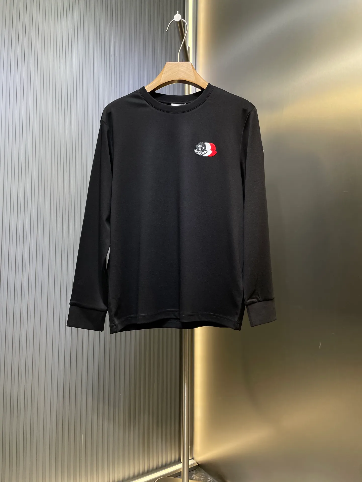 P320 Moncler 🌟 High-end series, 25ss new autumn and winter embroidered round neck bottoming long-sleeved T-shirt, with brand logo embroidery design on the front chest, classic felt embroidered logo on the left sleeve edge, and high-end thread design on the cuffs, creating a basic men's item and injecting new ideas into the men's wardrobe. Made of 100% long-staple cotton➕imported Lenzing Modal blended fabric. The fabric has a high-end texture, is soft and silky, has excellent elasticity, is anti-wrinkle and anti-yellowing, and will not be easily deformed after long-term wear. Size: s-xxxl