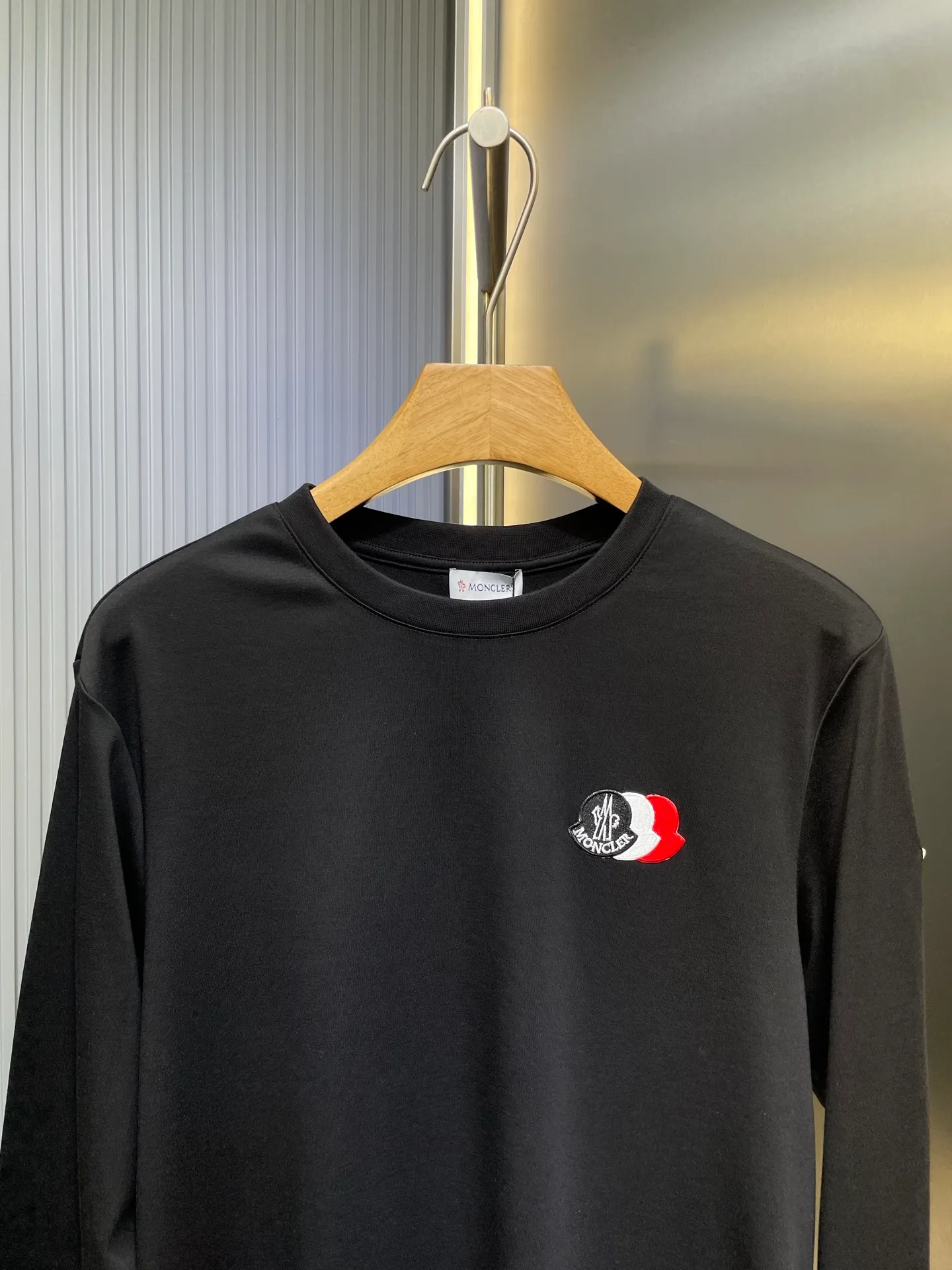 P320 Moncler 🌟 High-end series, 25ss new autumn and winter embroidered round neck bottoming long-sleeved T-shirt, with brand logo embroidery design on the front chest, classic felt embroidered logo on the left sleeve edge, and high-end thread design on the cuffs, creating a basic men's item and injecting new ideas into the men's wardrobe. Made of 100% long-staple cotton➕imported Lenzing Modal blended fabric. The fabric has a high-end texture, is soft and silky, has excellent elasticity, is anti-wrinkle and anti-yellowing, and will not be easily deformed after long-term wear. Size: s-xxxl