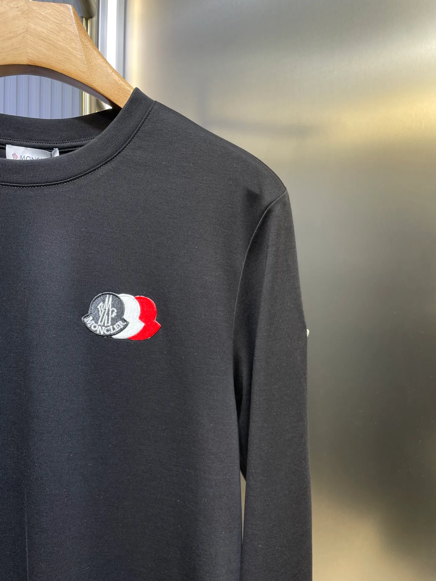P320 Moncler 🌟 High-end series, 25ss new autumn and winter embroidered round neck bottoming long-sleeved T-shirt, with brand logo embroidery design on the front chest, classic felt embroidered logo on the left sleeve edge, and high-end thread design on the cuffs, creating a basic men's item and injecting new ideas into the men's wardrobe. Made of 100% long-staple cotton➕imported Lenzing Modal blended fabric. The fabric has a high-end texture, is soft and silky, has excellent elasticity, is anti-wrinkle and anti-yellowing, and will not be easily deformed after long-term wear. Size: s-xxxl