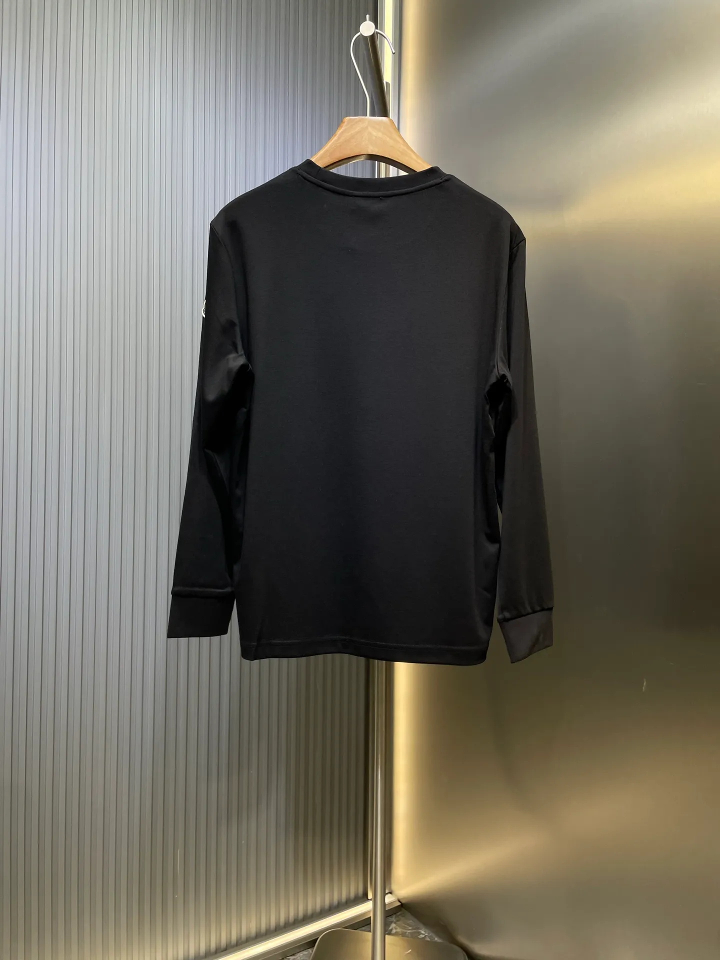 P320 Moncler 🌟 High-end series, 25ss new autumn and winter embroidered round neck bottoming long-sleeved T-shirt, with brand logo embroidery design on the front chest, classic felt embroidered logo on the left sleeve edge, and high-end thread design on the cuffs, creating a basic men's item and injecting new ideas into the men's wardrobe. Made of 100% long-staple cotton➕imported Lenzing Modal blended fabric. The fabric has a high-end texture, is soft and silky, has excellent elasticity, is anti-wrinkle and anti-yellowing, and will not be easily deformed after long-term wear. Size: s-xxxl