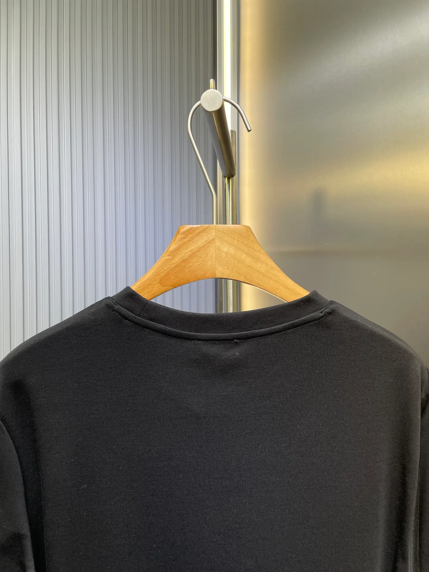 P320 Moncler 🌟 High-end series, 25ss new autumn and winter embroidered round neck bottoming long-sleeved T-shirt, with brand logo embroidery design on the front chest, classic felt embroidered logo on the left sleeve edge, and high-end thread design on the cuffs, creating a basic men's item and injecting new ideas into the men's wardrobe. Made of 100% long-staple cotton➕imported Lenzing Modal blended fabric. The fabric has a high-end texture, is soft and silky, has excellent elasticity, is anti-wrinkle and anti-yellowing, and will not be easily deformed after long-term wear. Size: s-xxxl