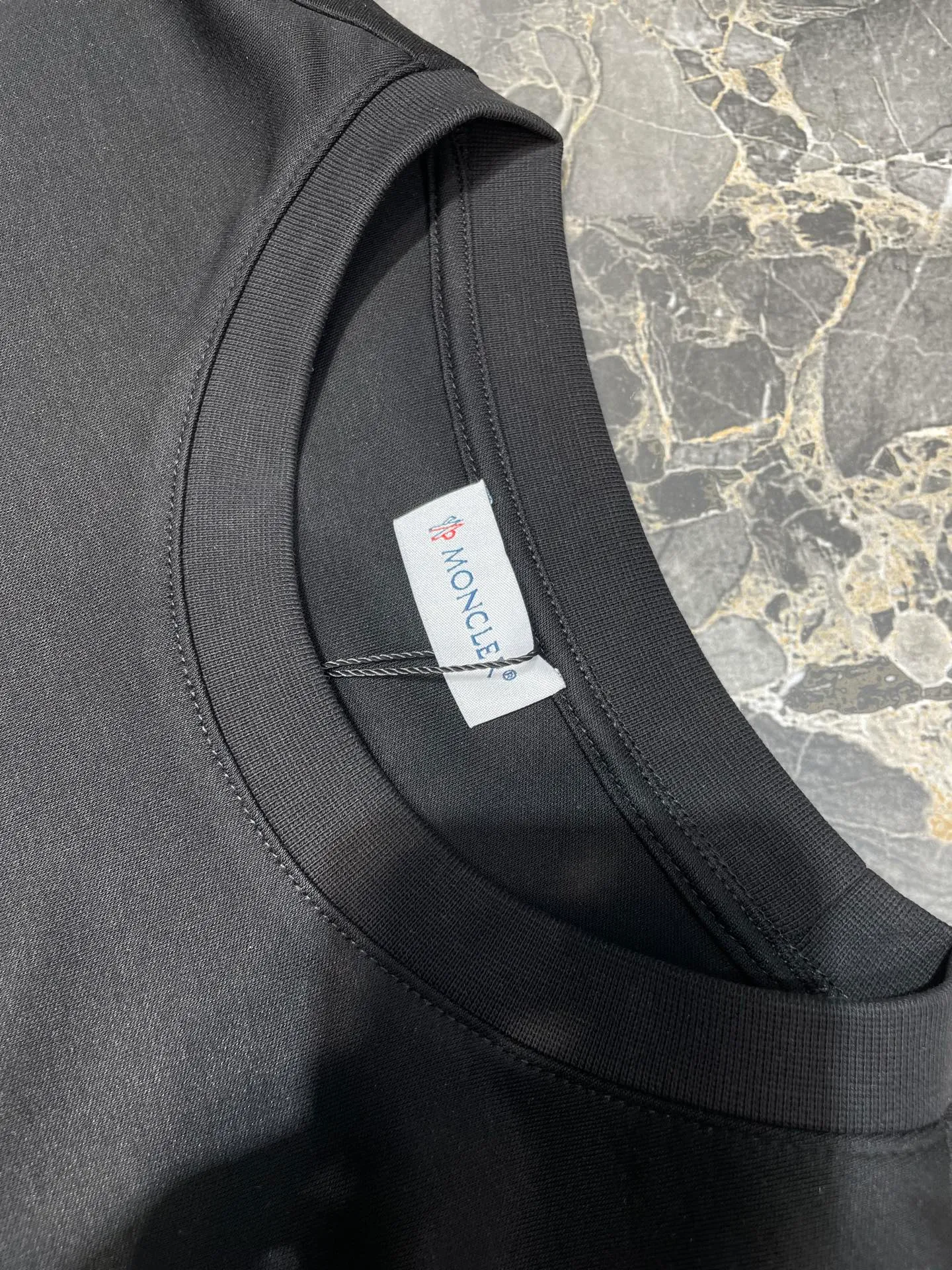 P320 Moncler 🌟 High-end series, 25ss new autumn and winter embroidered round neck bottoming long-sleeved T-shirt, with brand logo embroidery design on the front chest, classic felt embroidered logo on the left sleeve edge, and high-end thread design on the cuffs, creating a basic men's item and injecting new ideas into the men's wardrobe. Made of 100% long-staple cotton➕imported Lenzing Modal blended fabric. The fabric has a high-end texture, is soft and silky, has excellent elasticity, is anti-wrinkle and anti-yellowing, and will not be easily deformed after long-term wear. Size: s-xxxl