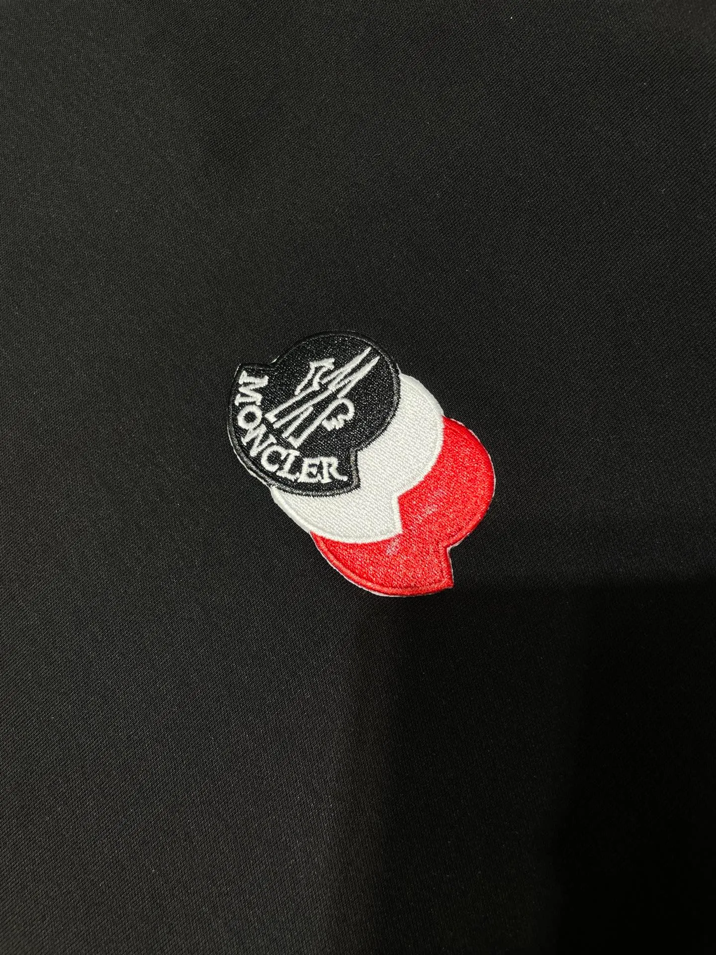 P320 Moncler 🌟 High-end series, 25ss new autumn and winter embroidered round neck bottoming long-sleeved T-shirt, with brand logo embroidery design on the front chest, classic felt embroidered logo on the left sleeve edge, and high-end thread design on the cuffs, creating a basic men's item and injecting new ideas into the men's wardrobe. Made of 100% long-staple cotton➕imported Lenzing Modal blended fabric. The fabric has a high-end texture, is soft and silky, has excellent elasticity, is anti-wrinkle and anti-yellowing, and will not be easily deformed after long-term wear. Size: s-xxxl