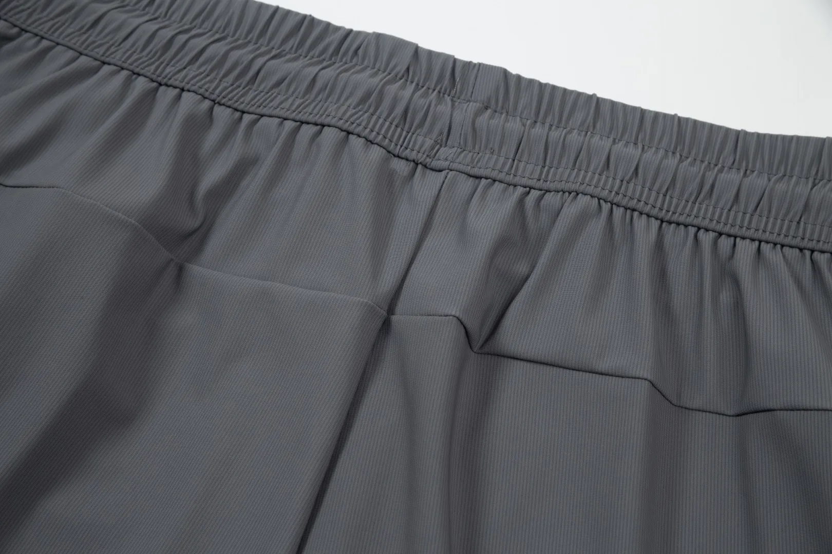 P230 Moncler spring and summer new model, two-color high-quality thin sports and leisure ice silk pants. Smooth, comfortable, anti-wrinkle and traceless pants. 🗯Soft texture, slightly elastic to the touch, cool ice silk pants. Waist elastic band, fashionable version design. 🗯 Neat and neat wiring, suitable for both sports and leisure! It can be easily controlled by all body types. Two classic colors are available. 🗯New summer product. Versatile and easy to match. The upper body is very simple, handsome and stylish. It can be easily controlled by men and women. Color: Black Gray Size: S-XL