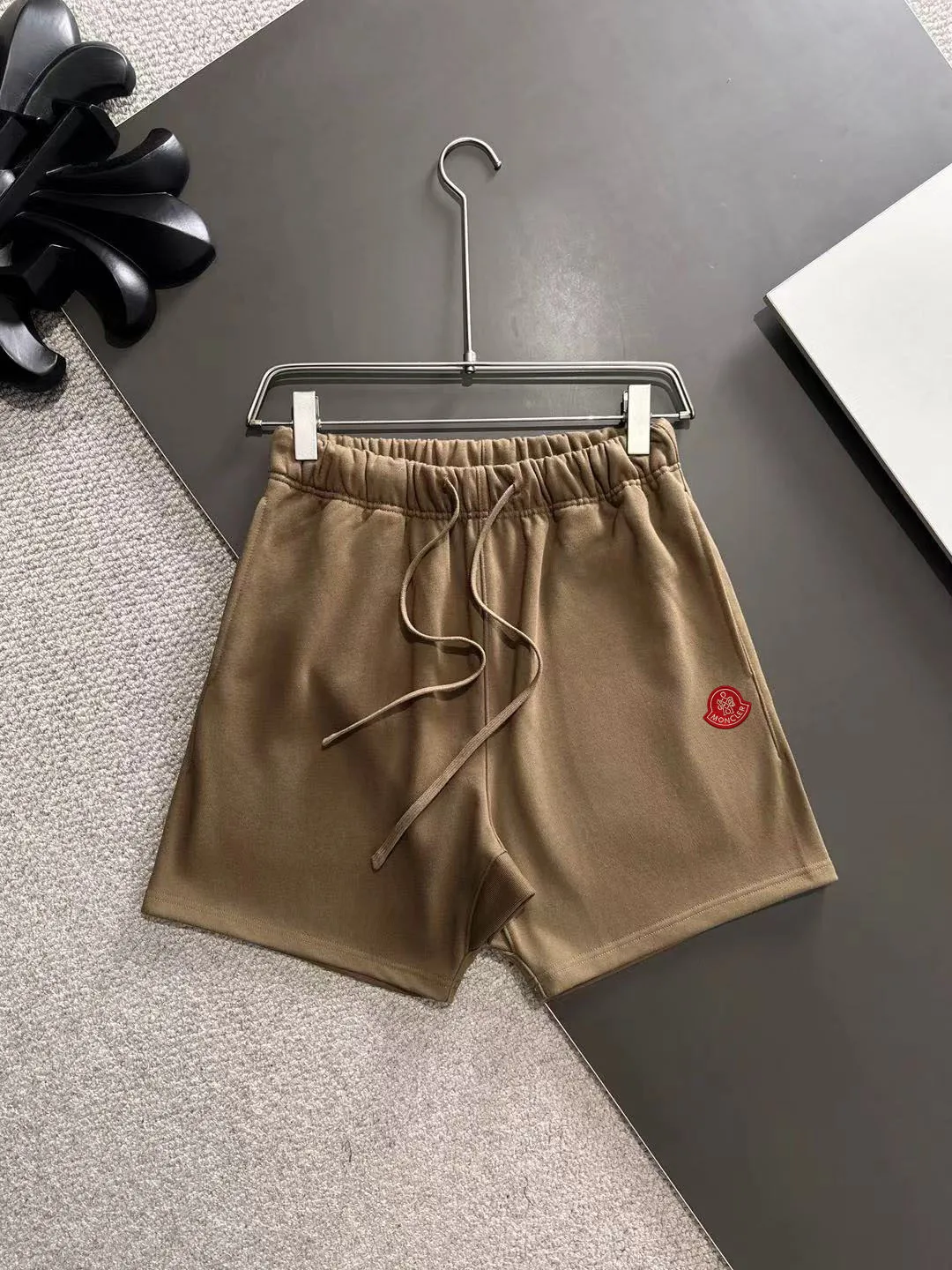 Next day shipment P300 High quality MONCLER/muzzle 2025 spring and summer new style high-definition elastic band casual solid color loose shorts, made with machines imported from Italy. The hem of the trousers is stitched with two needles. The stitching is fine and firm. The fabric is customized at the counter and has high breathability and comfort. The details are impeccable. The brand element design concept reflects high quality. It feels delicate and soft! It presents a casual cut and the upper body shape is great! Size: S-XXL