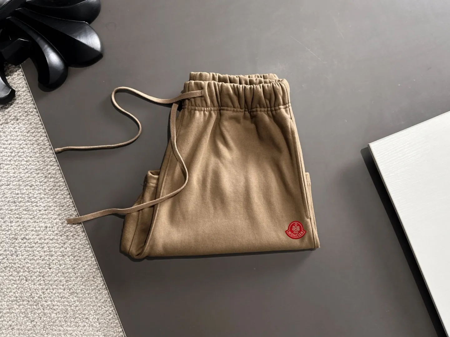 Next day shipment P300 High quality MONCLER/muzzle 2025 spring and summer new style high-definition elastic band casual solid color loose shorts, made with machines imported from Italy. The hem of the trousers is stitched with two needles. The stitching is fine and firm. The fabric is customized at the counter and has high breathability and comfort. The details are impeccable. The brand element design concept reflects high quality. It feels delicate and soft! It presents a casual cut and the upper body shape is great! Size: S-XXL