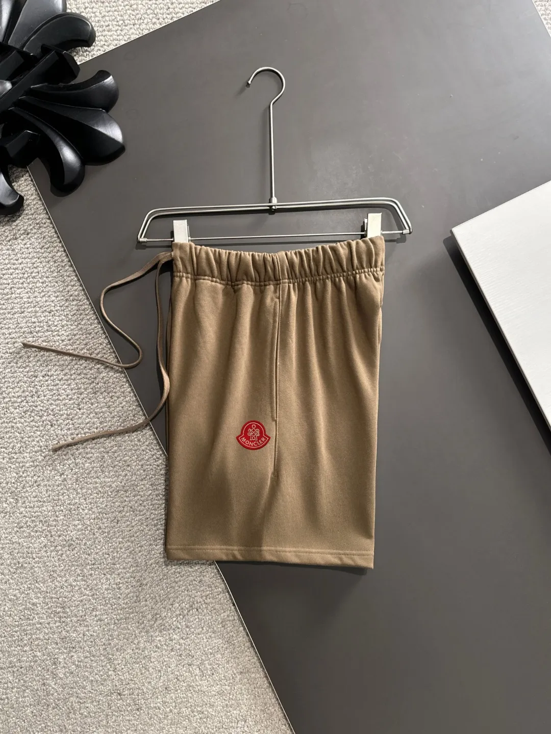 Next day shipment P300 High quality MONCLER/muzzle 2025 spring and summer new style high-definition elastic band casual solid color loose shorts, made with machines imported from Italy. The hem of the trousers is stitched with two needles. The stitching is fine and firm. The fabric is customized at the counter and has high breathability and comfort. The details are impeccable. The brand element design concept reflects high quality. It feels delicate and soft! It presents a casual cut and the upper body shape is great! Size: S-XXL