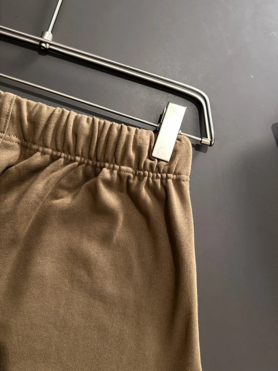 Next day shipment P300 High quality MONCLER/muzzle 2025 spring and summer new style high-definition elastic band casual solid color loose shorts, made with machines imported from Italy. The hem of the trousers is stitched with two needles. The stitching is fine and firm. The fabric is customized at the counter and has high breathability and comfort. The details are impeccable. The brand element design concept reflects high quality. It feels delicate and soft! It presents a casual cut and the upper body shape is great! Size: S-XXL