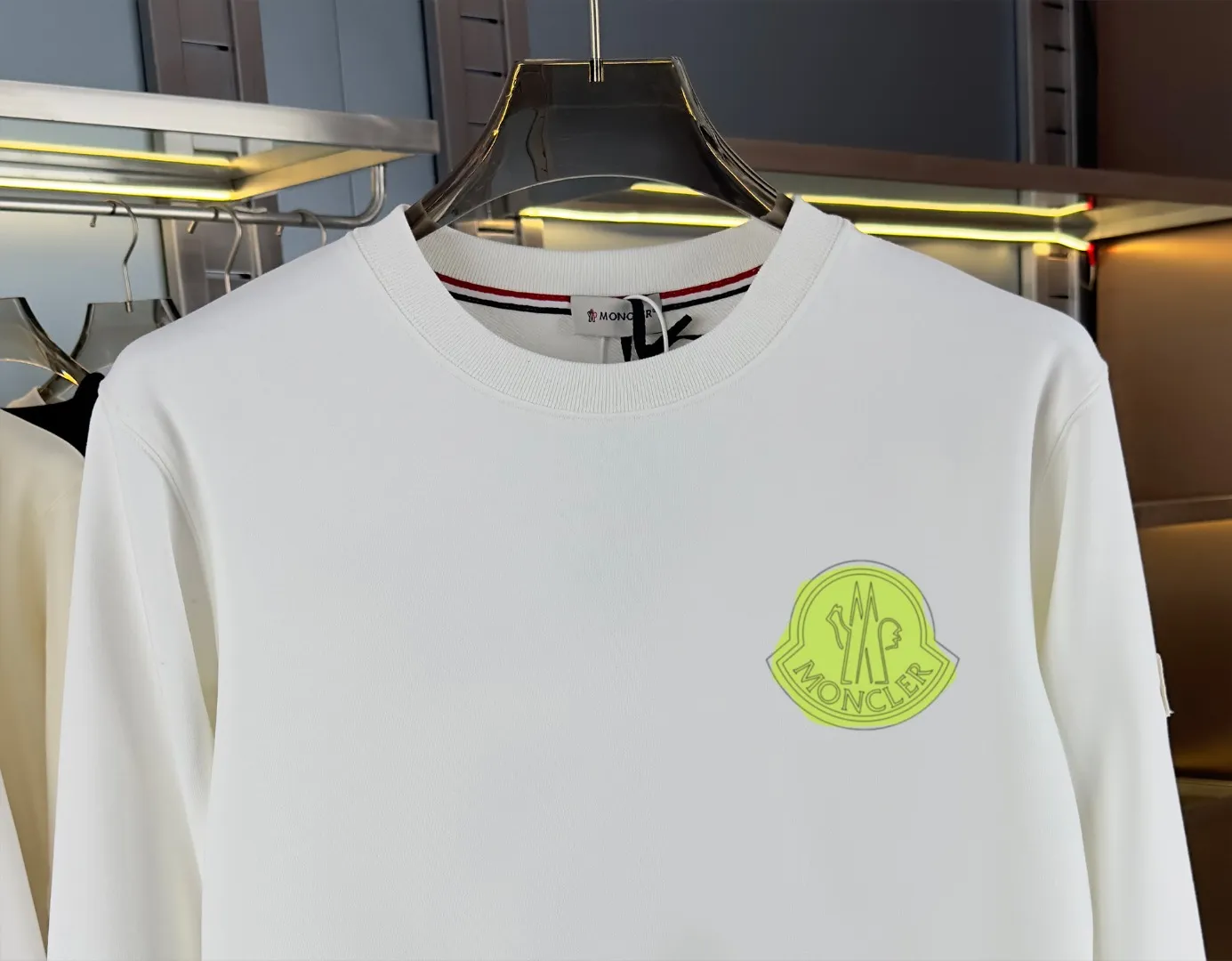 P210 High-version sweatshirt) [Long-term stock] 〖𝐌𝐎𝐍𝐂𝐋𝐄𝐑~Mask〗 Made of 440g heavy-weight fabric. It is different from the market currency. It can be matched with any variety and is properly handsome. 😎The whole dress is made of double waistcoats. The double waistcoats make the whole dress more three-dimensional. Not ordinary factories can do such fine work. 2025 Spring runway version of the T stage, on sale at the counter, round neck terry sweatshirt, high-end double-strand pure cotton, custom-made stretch ribs, dyed in the same vat, complete with three standards, matched with exquisite embroidered LOGO on the chest, simple and advanced, same style for men and women. Color: black, apricot, white, size: S M L XL 2XL
