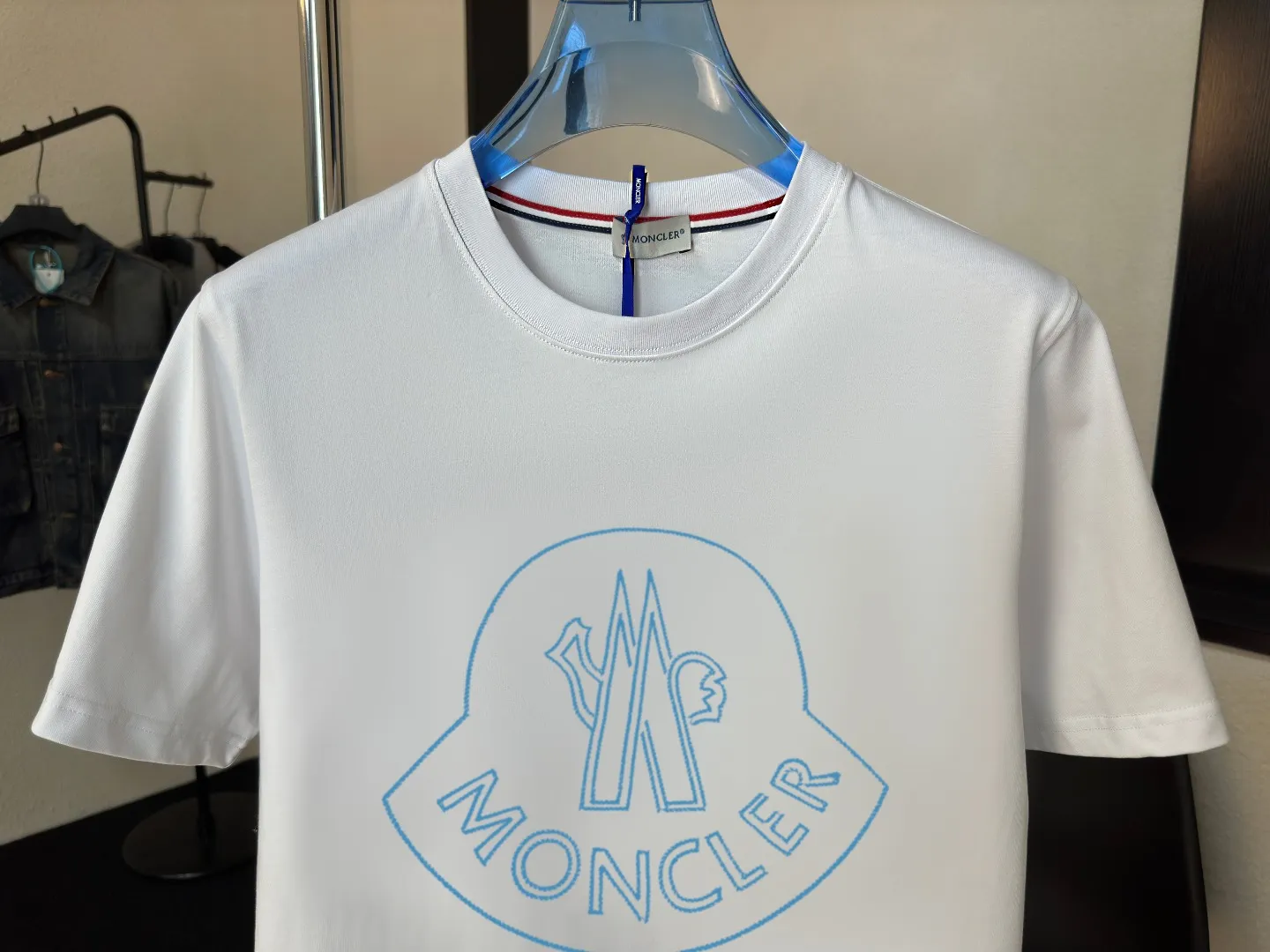 P140 Upgraded version "Mobile phone smart sensor ~ NFC chip armband ~ Direct access to the official website for anti-counterfeiting" "Moncler ~ Mouth Mouth" 2025 new high-quality round neck short-sleeved T-shirt. The cuffs have imported embroidered labels. Customized dyeing, very comfortable to touch. Super versatile and good-looking short-sleeved. Complete with three labels. Non-market ordinary version. Feel free to compare. Quality is absolutely guaranteed! ‼ First of all, this original fabric is all custom-woven with 32-count double yarn fabric, 250G, and the weight is the same‼ Fine workmanship, double waistcoat method, double waistcoat method, double waistcoat method makes the whole dress more three-dimensional, which is not a craft that ordinary T-shirts can achieve🤪 Size: S-M-L-XL-2XL Color: black, white, apricot, same style for men and women
