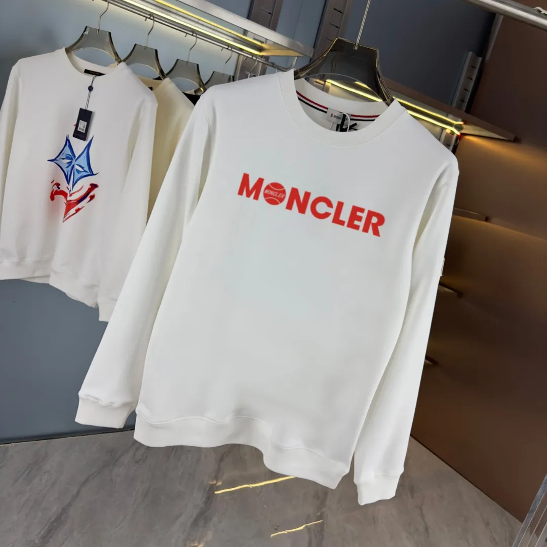 P210 high version sweatshirt) 📦With exclusive packaging📦 [Long-term ready stock] Upgraded version "Mobile phone smart sensor ~ NFC chip armband ~ Directly to the official website for anti-counterfeiting" 〖 𝐌𝐎𝐍𝐂𝐋𝐄𝐑 ~ Mouth covering〗 2025 new high quality, using 450 grams of heavyweight fabric Different from the market currency, you can mix and match everything at will and you will be handsome😎The whole clothes is made of double waistcoats. The double waistcoats make the whole dress more three-dimensional. It is not an ordinary factory that can do such fine work. 2025 autumn and winter new style, on sale at the counter, exquisite printed round neck terry sweatshirt. High-end double-ply cotton. Customized stretch ribs are dyed in the same vat. Three standards are complete. It is matched with digital printing patterns and is very breathable. Same style for men and women. Color: black, white, apricot. Size: S M L XL 2XL