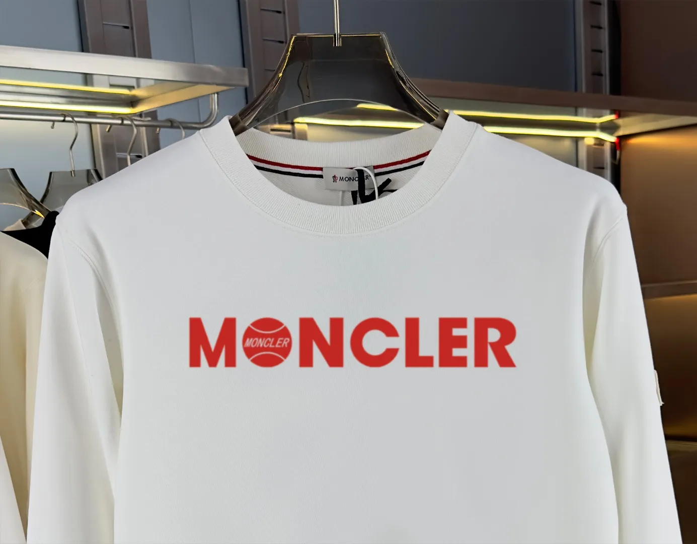 P210 high version sweatshirt) 📦With exclusive packaging📦 [Long-term ready stock] Upgraded version "Mobile phone smart sensor ~ NFC chip armband ~ Directly to the official website for anti-counterfeiting" 〖 𝐌𝐎𝐍𝐂𝐋𝐄𝐑 ~ Mouth covering〗 2025 new high quality, using 450 grams of heavyweight fabric Different from the market currency, you can mix and match everything at will and you will be handsome😎The whole clothes is made of double waistcoats. The double waistcoats make the whole dress more three-dimensional. It is not an ordinary factory that can do such fine work. 2025 autumn and winter new style, on sale at the counter, exquisite printed round neck terry sweatshirt. High-end double-ply cotton. Customized stretch ribs are dyed in the same vat. Three standards are complete. It is matched with digital printing patterns and is very breathable. Same style for men and women. Color: black, white, apricot. Size: S M L XL 2XL